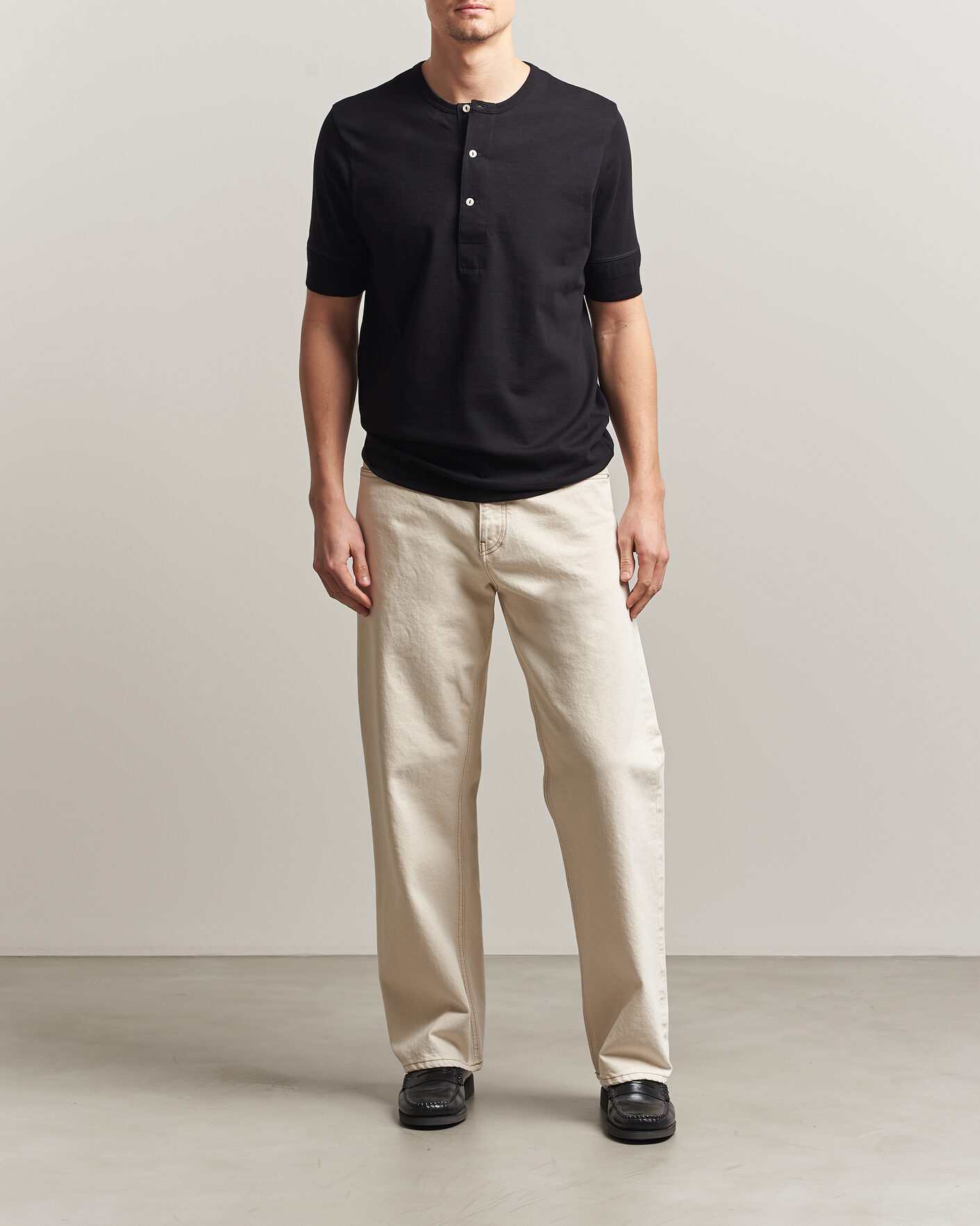 Herre | T-Shirts | Merz b. Schwanen | Classic Organic Cotton Short Sleeve Henley Black