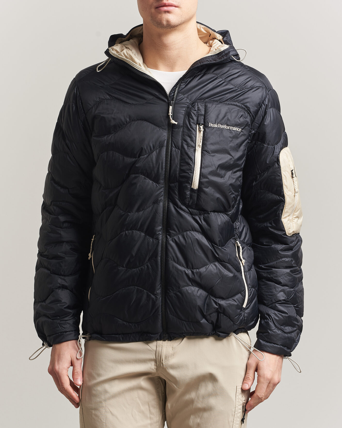 Herre | Jakker | Peak Performance | Helium Utility Down Hooded Jacket Black/Sand Fog