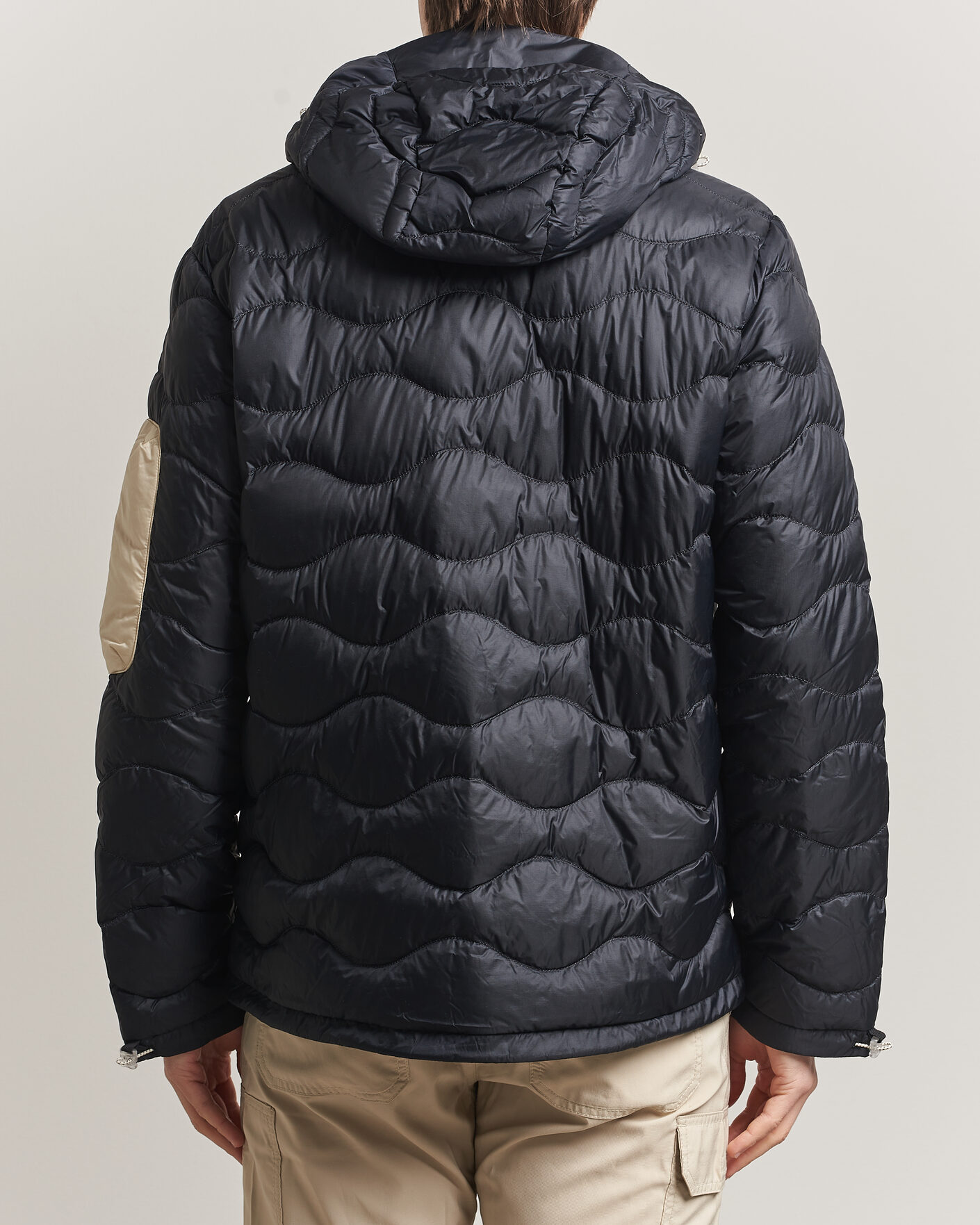 Herre | Jakker | Peak Performance | Helium Utility Down Hooded Jacket Black/Sand Fog