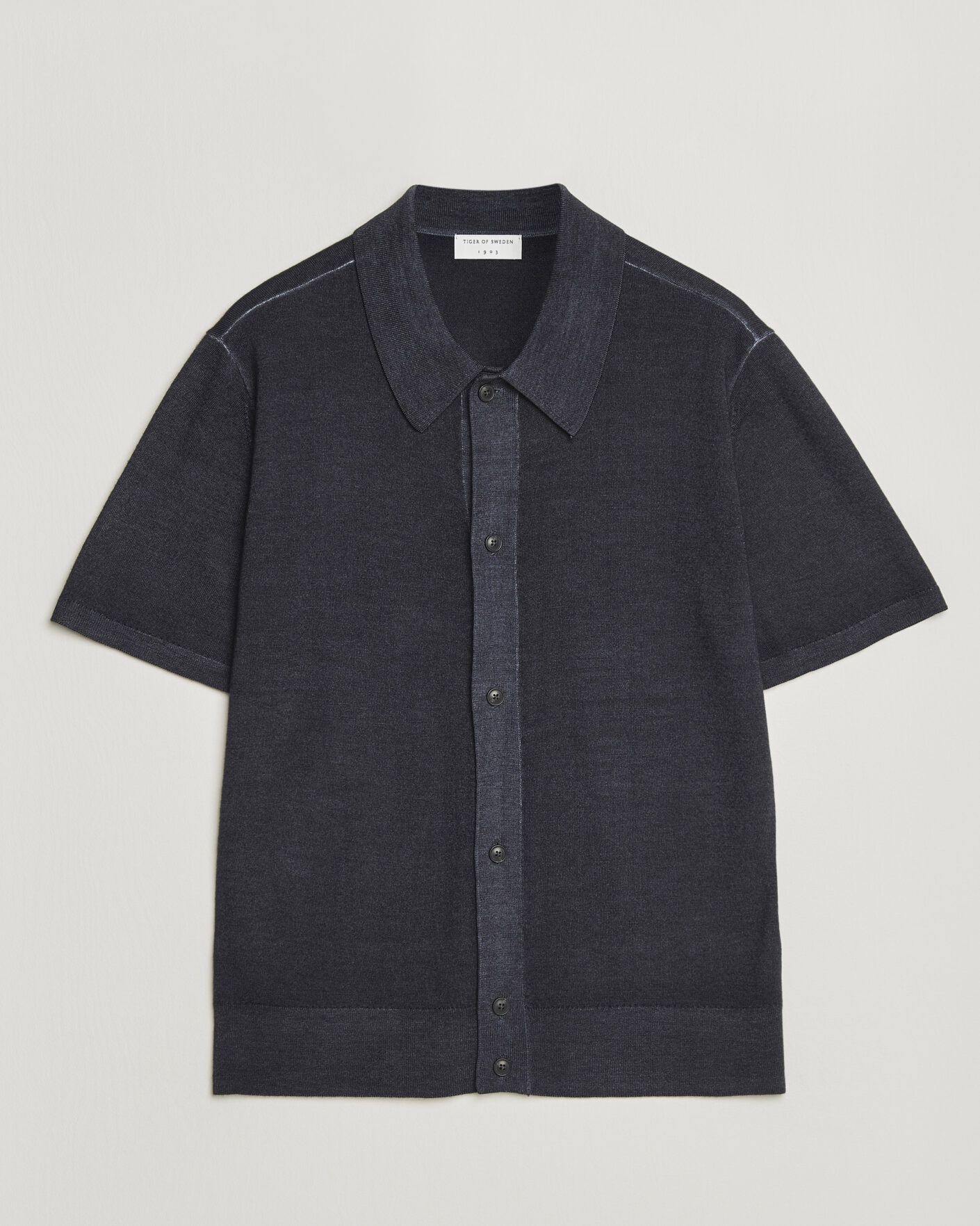 Herre | Skjorter | Tiger of Sweden | Araawen Merino Knitted Short Sleeve Shirt Light Ink