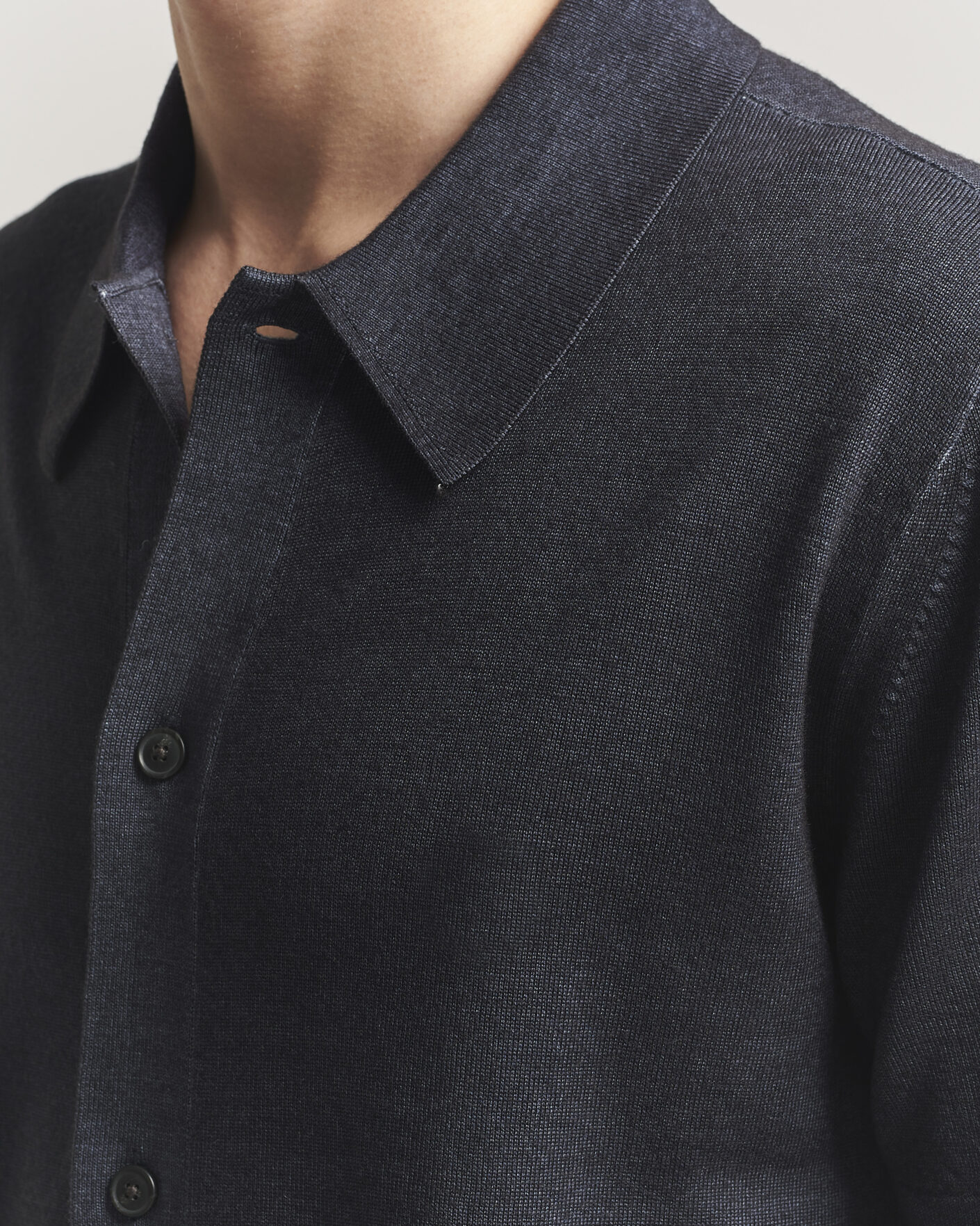 Herre | Skjorter | Tiger of Sweden | Araawen Merino Knitted Short Sleeve Shirt Light Ink