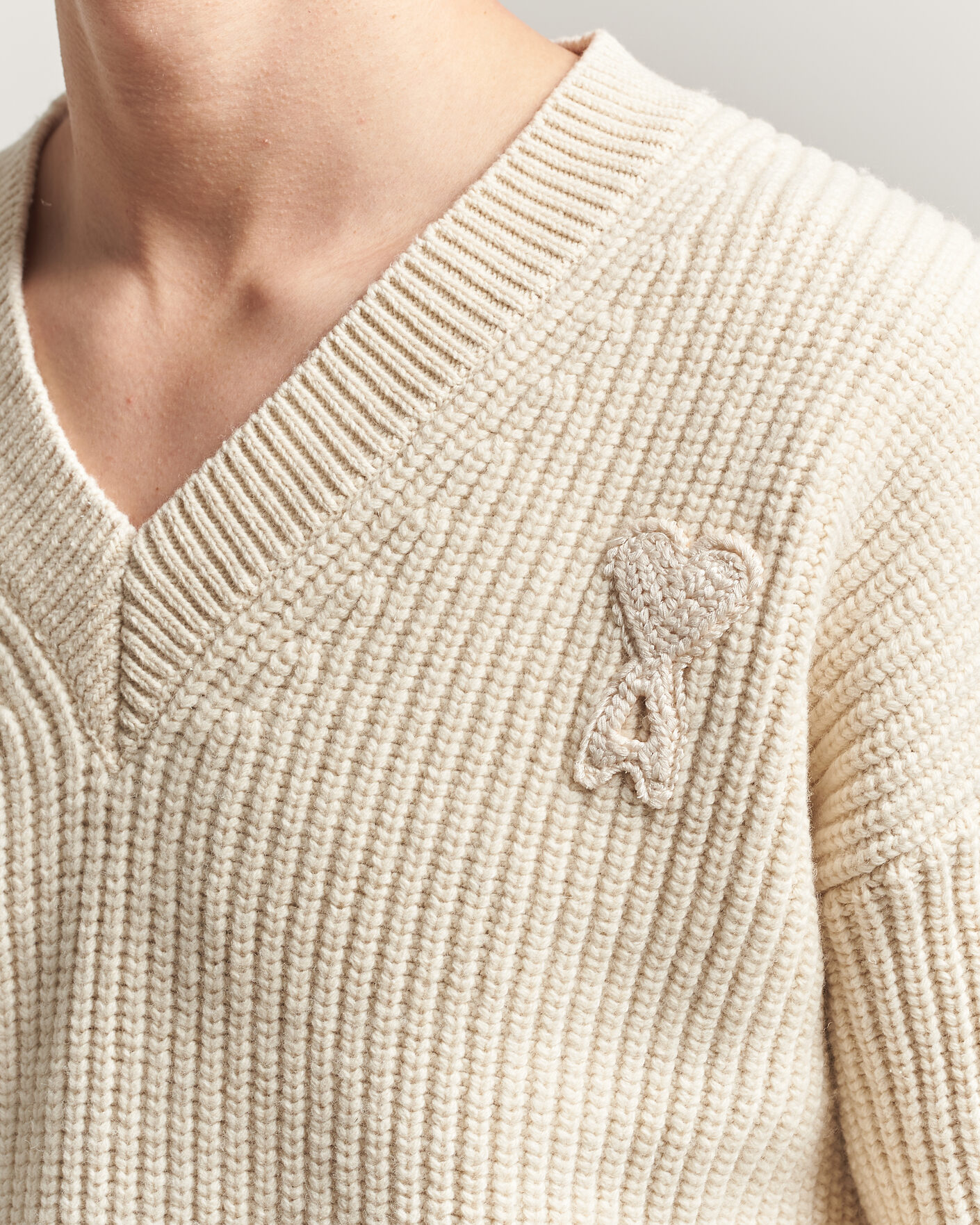 Herre | Trøjer | AMI | Wool/Cotton Ribbed V-Neck Creme