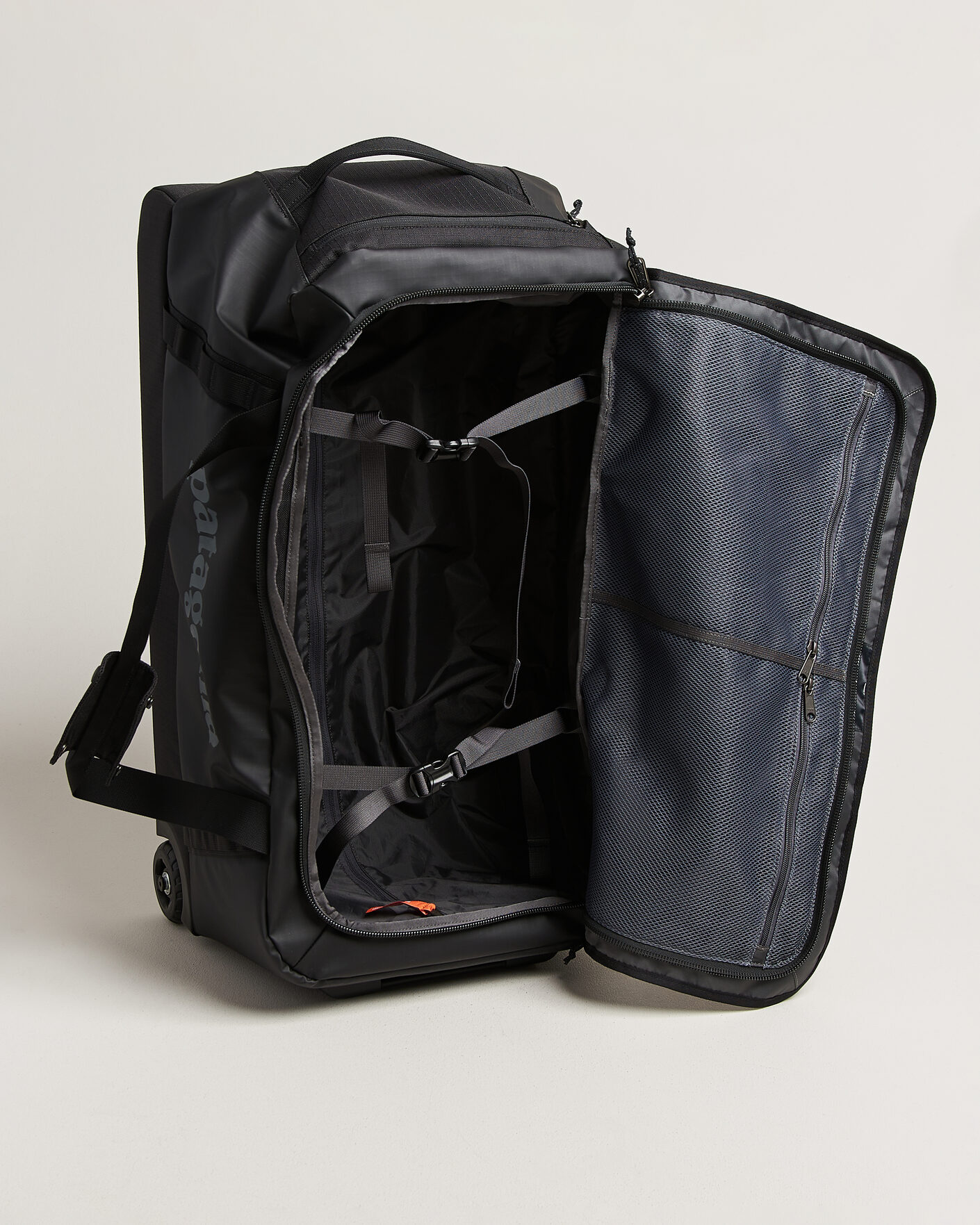 Herre | Tasker | Patagonia | Black Hole Wheeled Duffel 70L Black