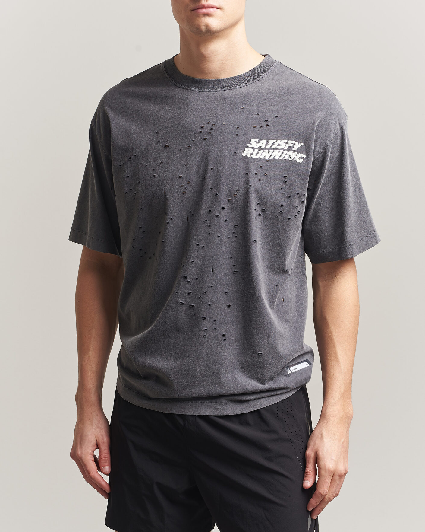 Herre | T-Shirts | Satisfy | MothTech Small Logo T-Shirt Aged Black