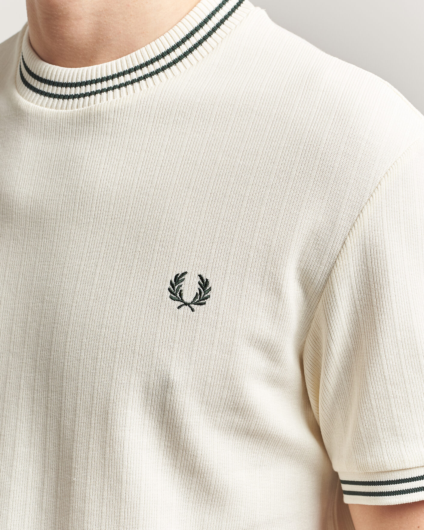 Herre | T-Shirts | Fred Perry | Rib Knitted T-Shirt Ecru