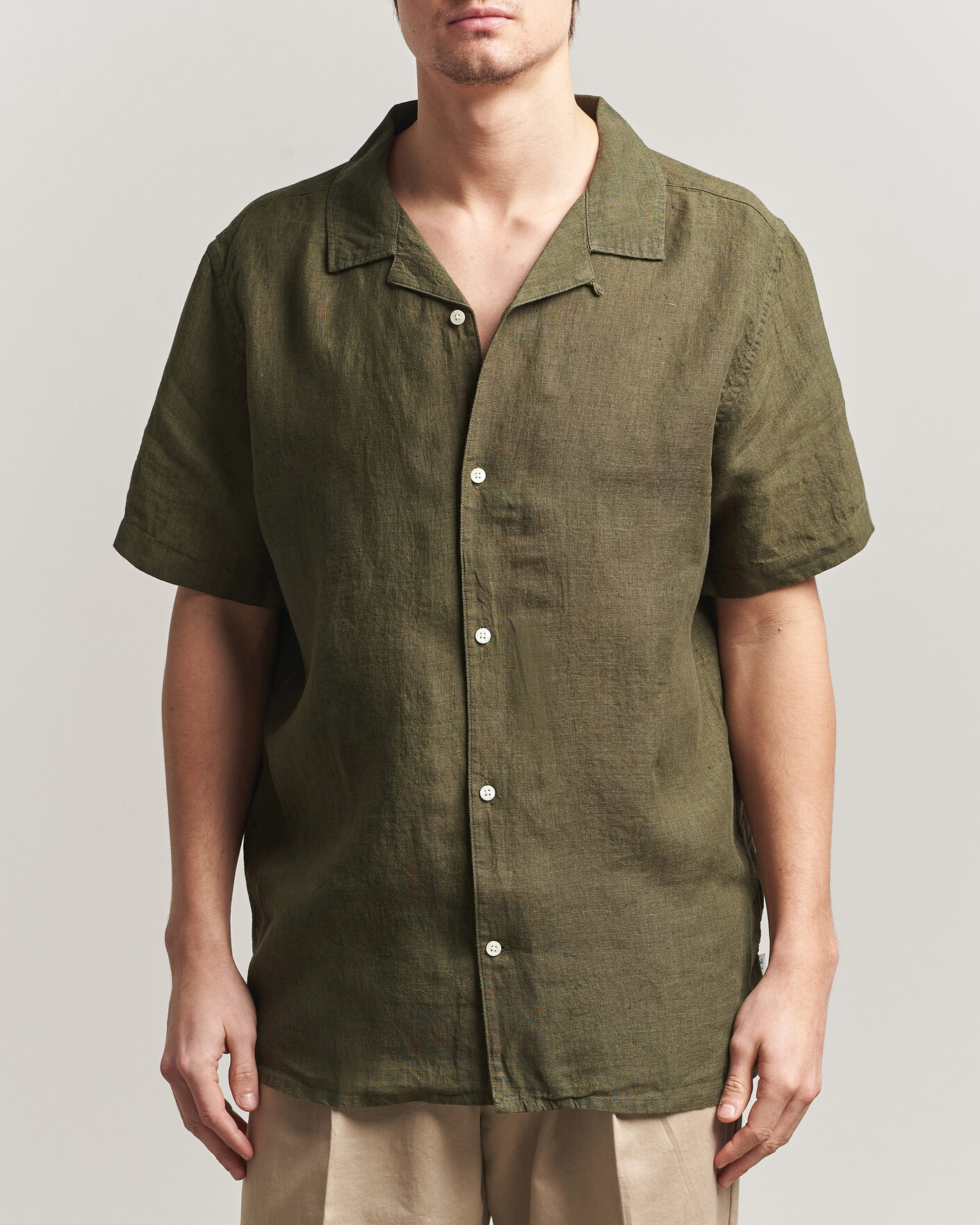 Herre | Skjorter | KnowledgeCotton Apparel | Short Sleeve Linen Resort Shirt Burnt Olive