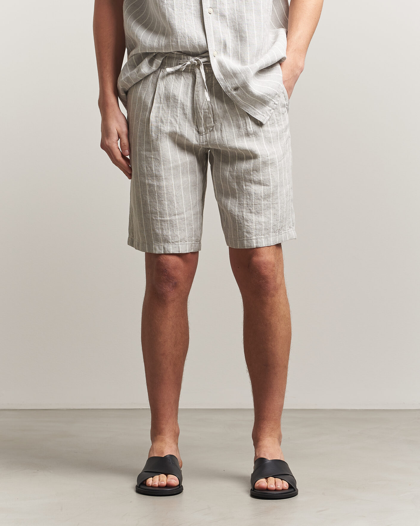 Herre | Shorts | KnowledgeCotton Apparel | Striped Loose Linen Shorts Grey