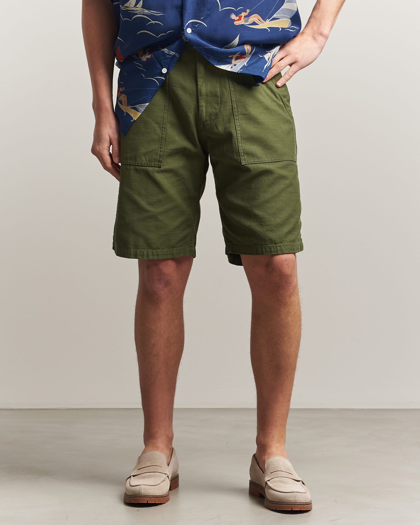 Herre | Shorts | BEAMS PLUS | MIL Utility Sateen Shorts Olive