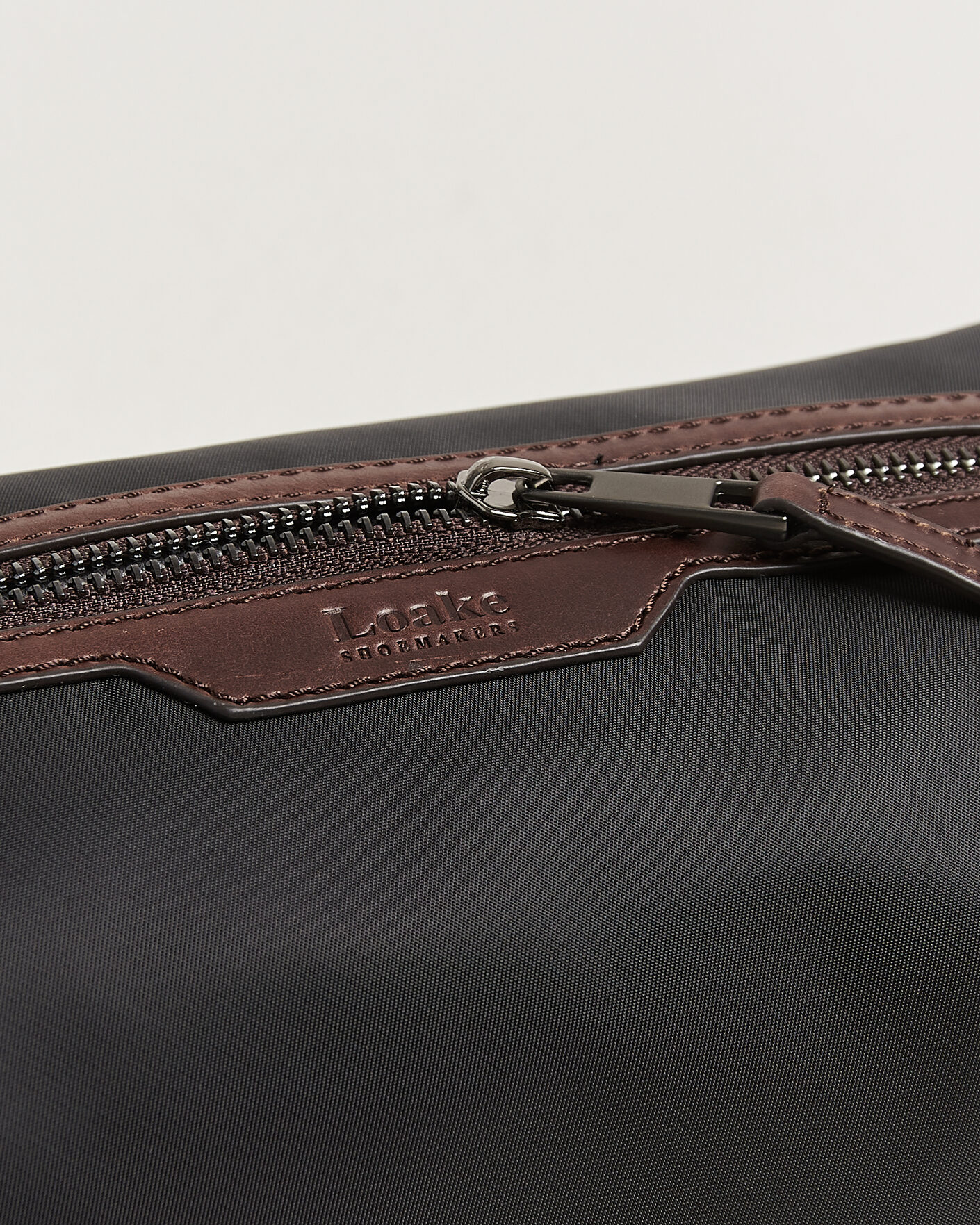 Herre | Tasker | Loake Shoemakers | Welland Nylon/Leather Washbag Black