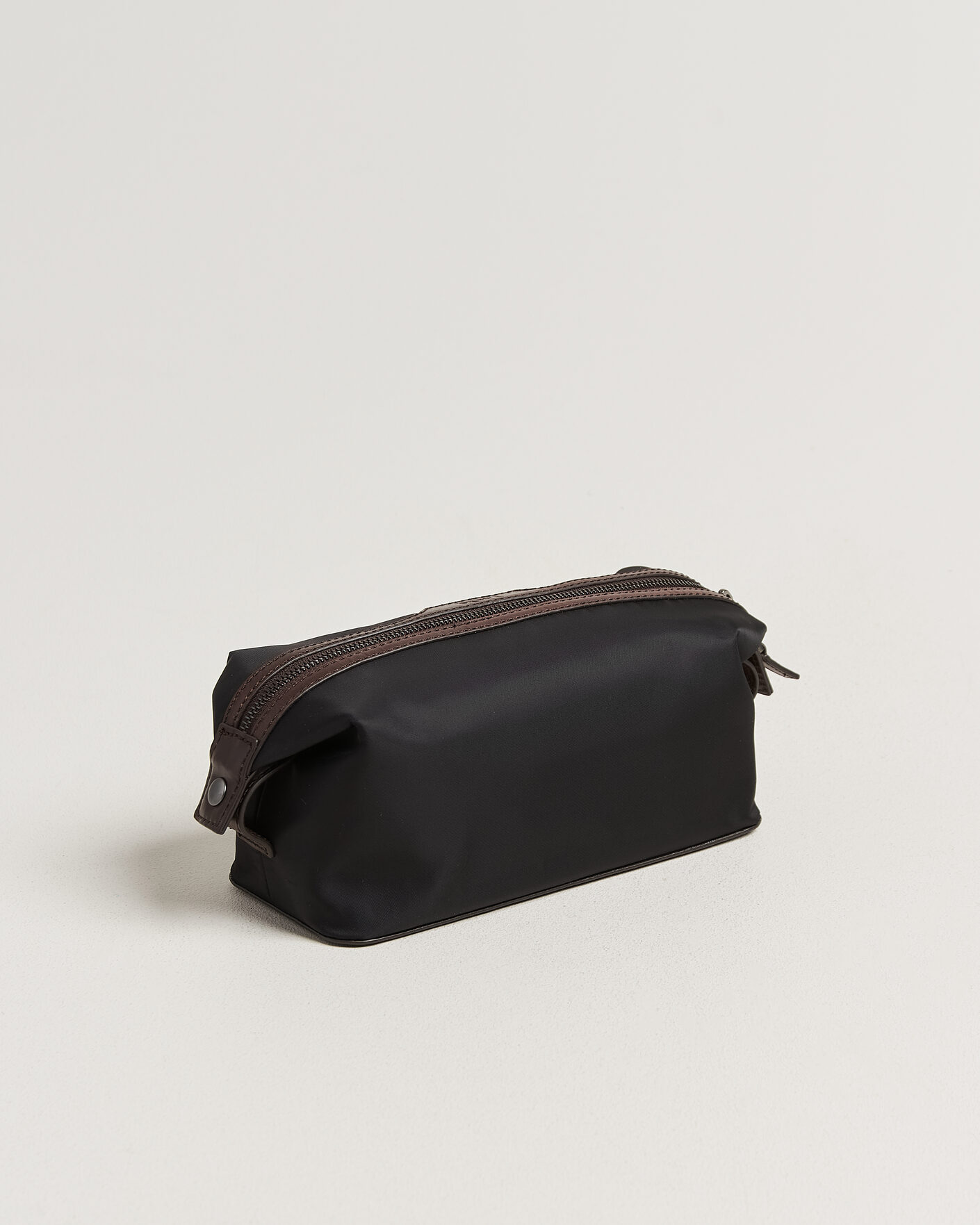 Herre | Tasker | Loake Shoemakers | Welland Nylon/Leather Washbag Black