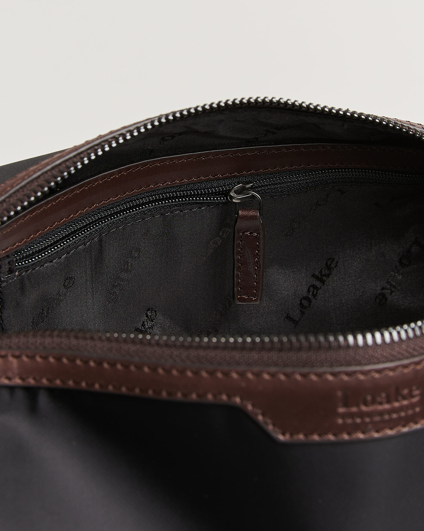 Herre | Tasker | Loake Shoemakers | Welland Nylon/Leather Washbag Black