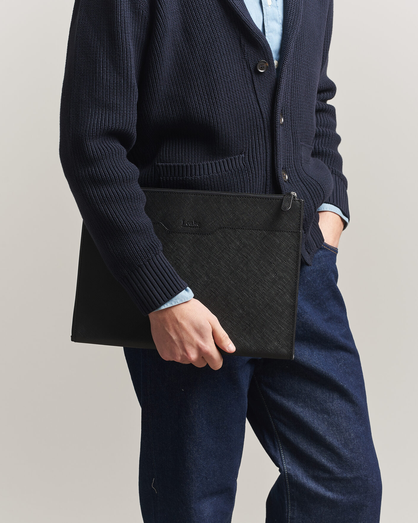 Herre | Tasker | Loake Shoemakers | Gresham Grain Leather Laptop Cover Black
