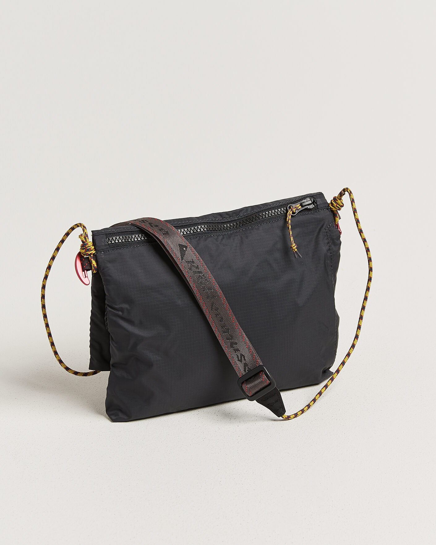 Herre | Tasker | Klättermusen | Algir Foldover Bag Raven