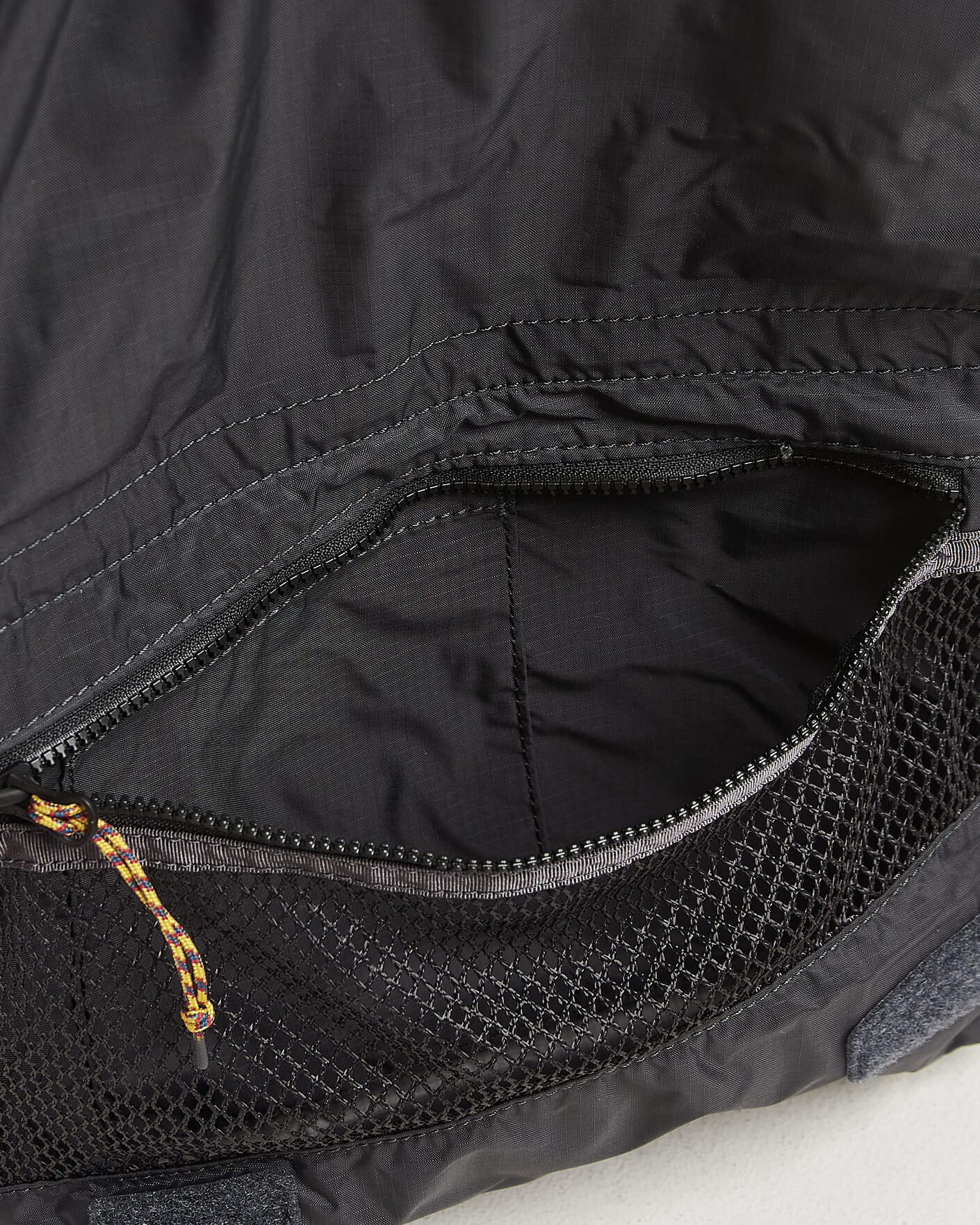 Herre | Tasker | Klättermusen | Algir Foldover Bag Raven
