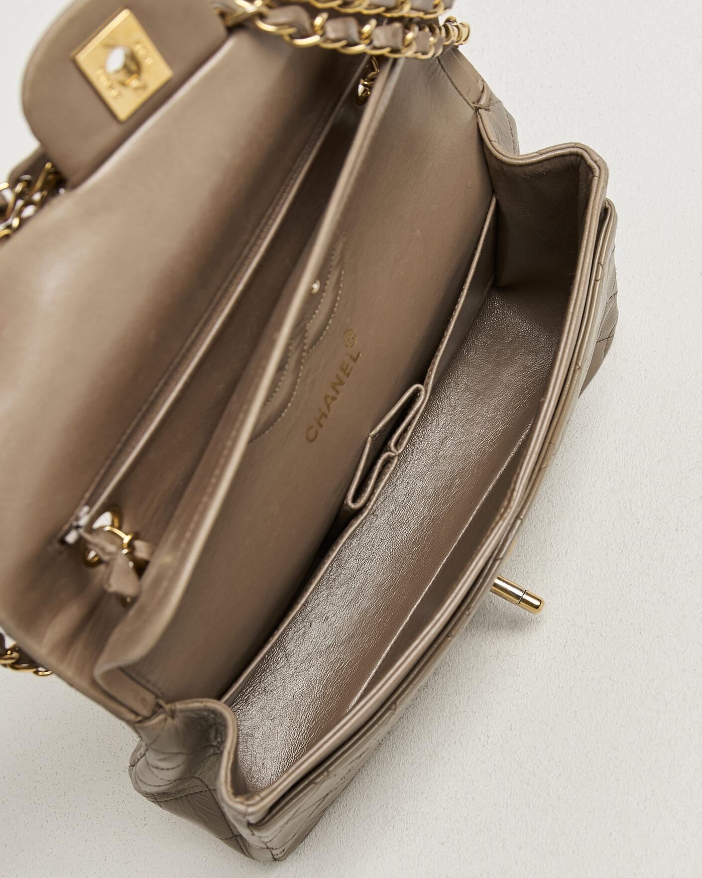 Herre | Pre-Owned & Vintage Bags | Chanel Pre-Owned | Classic Medium Double Flap Bag Lambskin Beige