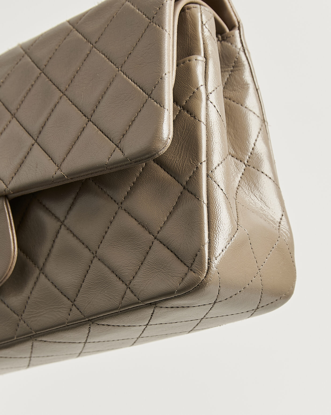 Herre | Pre-Owned & Vintage Bags | Chanel Pre-Owned | Classic Medium Double Flap Bag Lambskin Beige