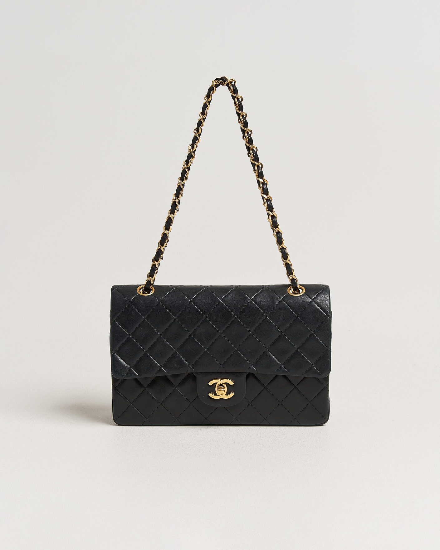 Herre | Pre-Owned & Vintage Bags | Chanel Pre-Owned | Classic Medium Double Flap Bag Lambskin Black