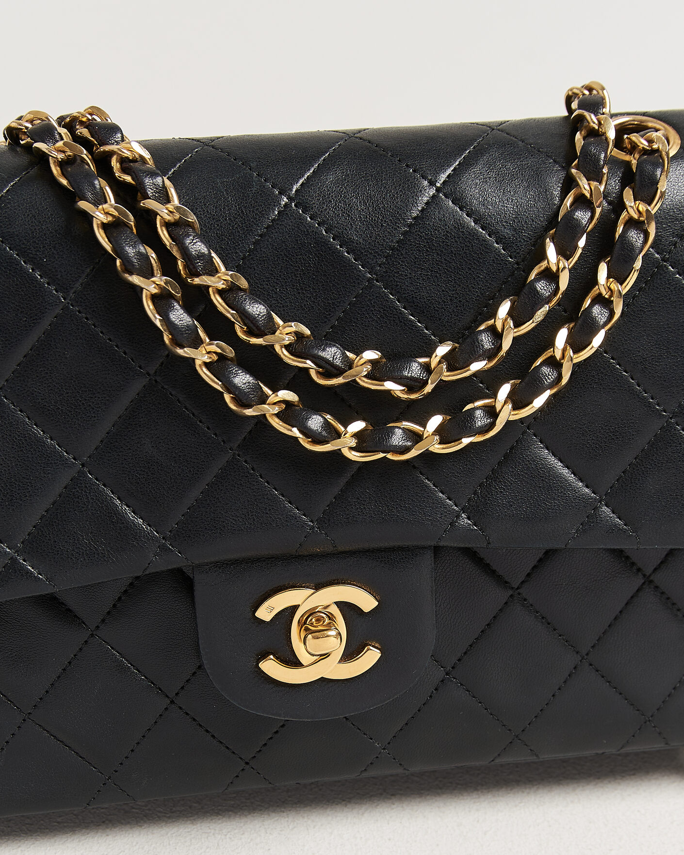 Herre | Pre-Owned & Vintage Bags | Chanel Pre-Owned | Classic Medium Double Flap Bag Lambskin Black