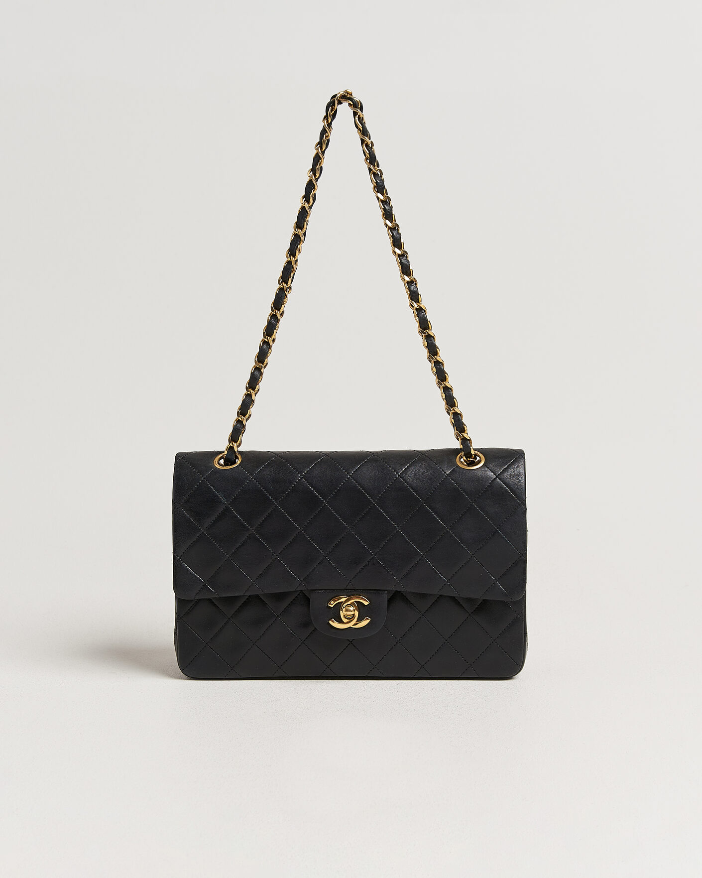 Herre | Pre-Owned & Vintage Bags | Chanel Pre-Owned | Classic Medium Double Flap Bag Lambskin Black