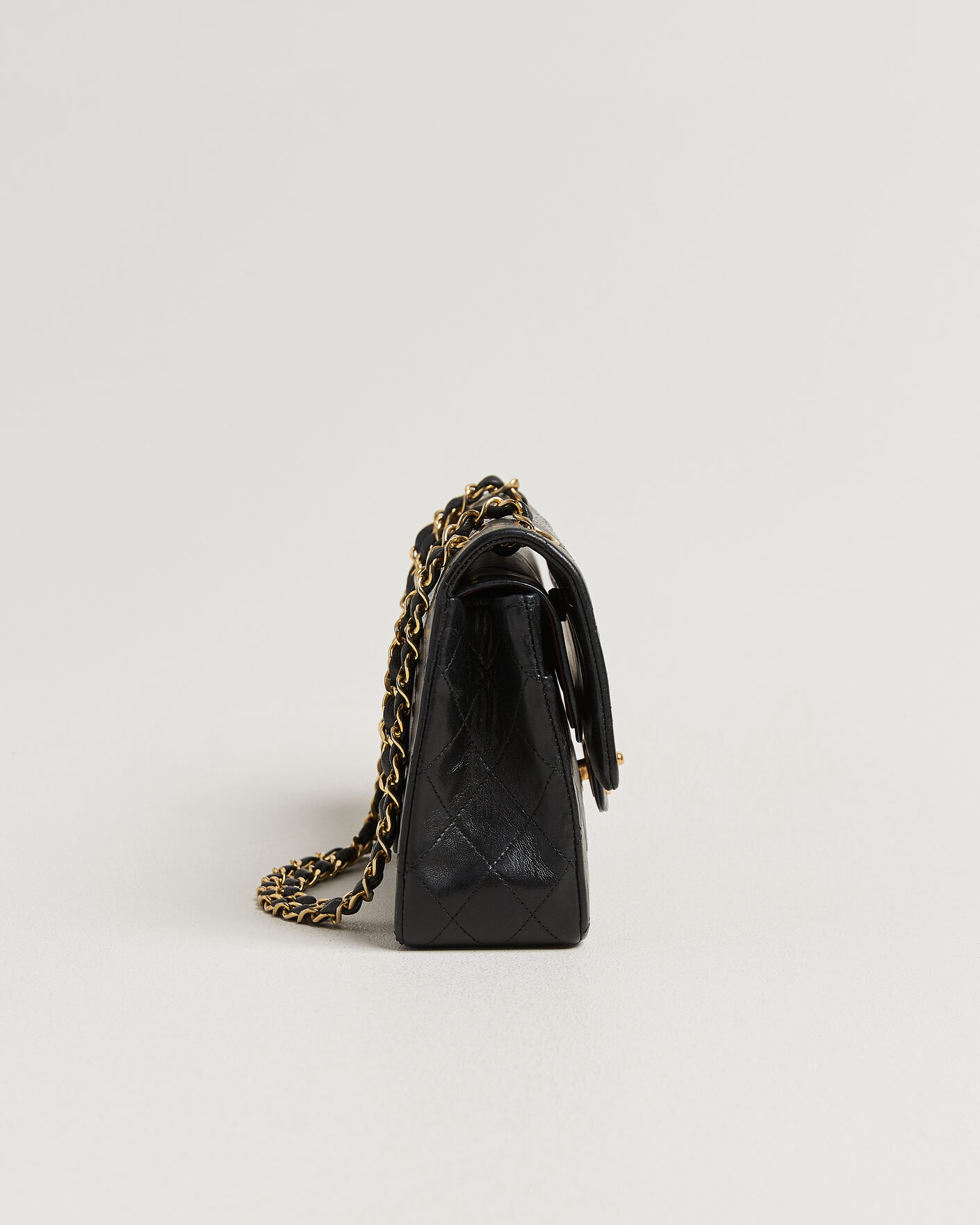 Herre | Pre-Owned & Vintage Bags | Chanel Pre-Owned | Classic Medium Double Flap Bag Lambskin Black