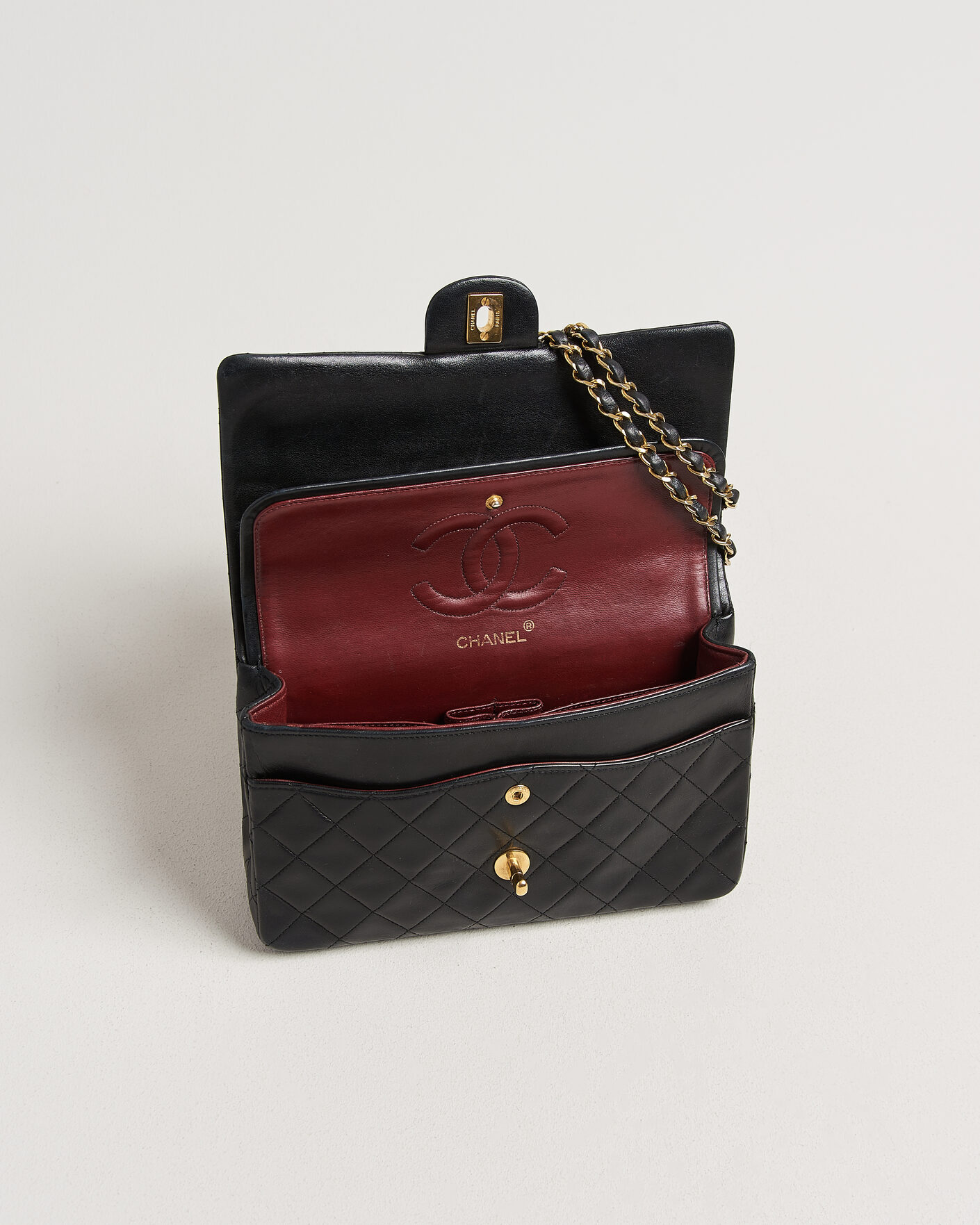 Herre | Pre-Owned & Vintage Bags | Chanel Pre-Owned | Classic Medium Double Flap Bag Lambskin Black