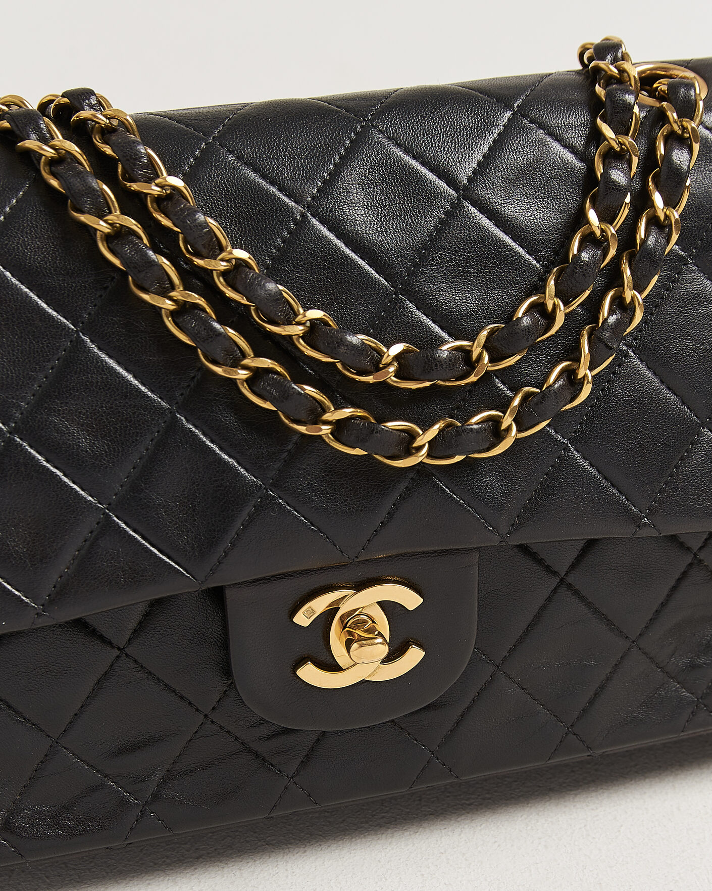 Herre | Pre-Owned & Vintage Bags | Chanel Pre-Owned | Classic Medium Double Flap Bag Lambskin Black