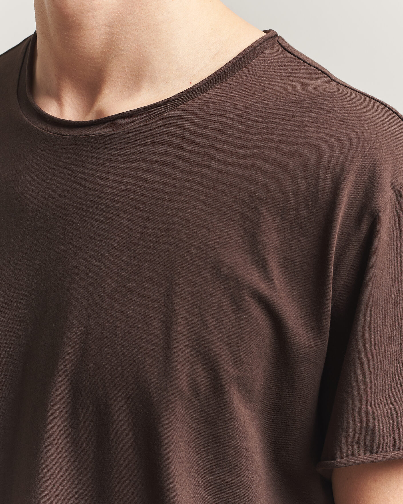 Herre | T-Shirts | Filippa K | Roll Neck Crew Neck T-Shirt Dark Chocolate