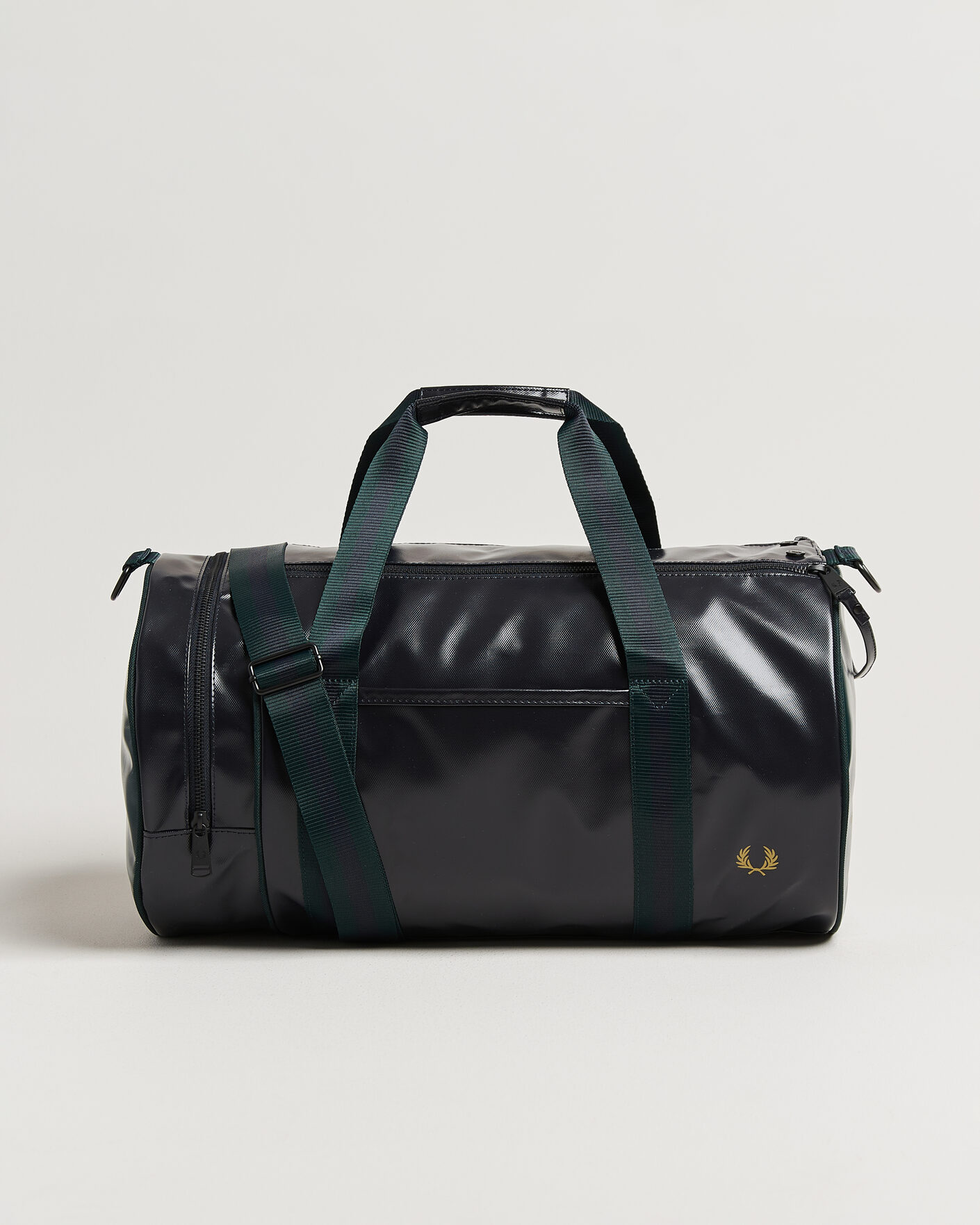 Herre | Tasker | Fred Perry | Classic Barrel Bag Navy/Grassroots Green