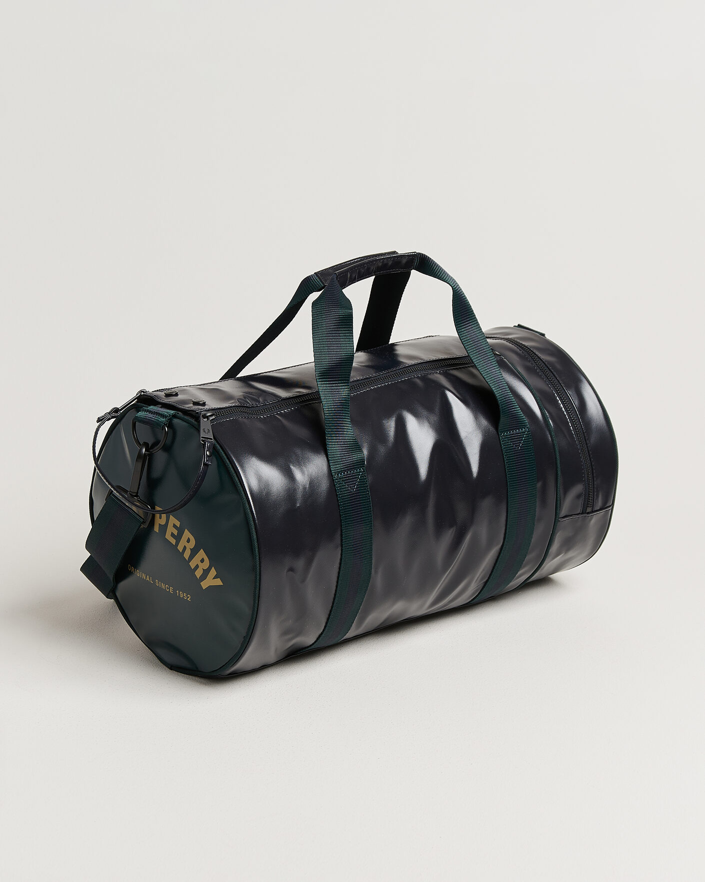 Herre | Tasker | Fred Perry | Classic Barrel Bag Navy/Grassroots Green