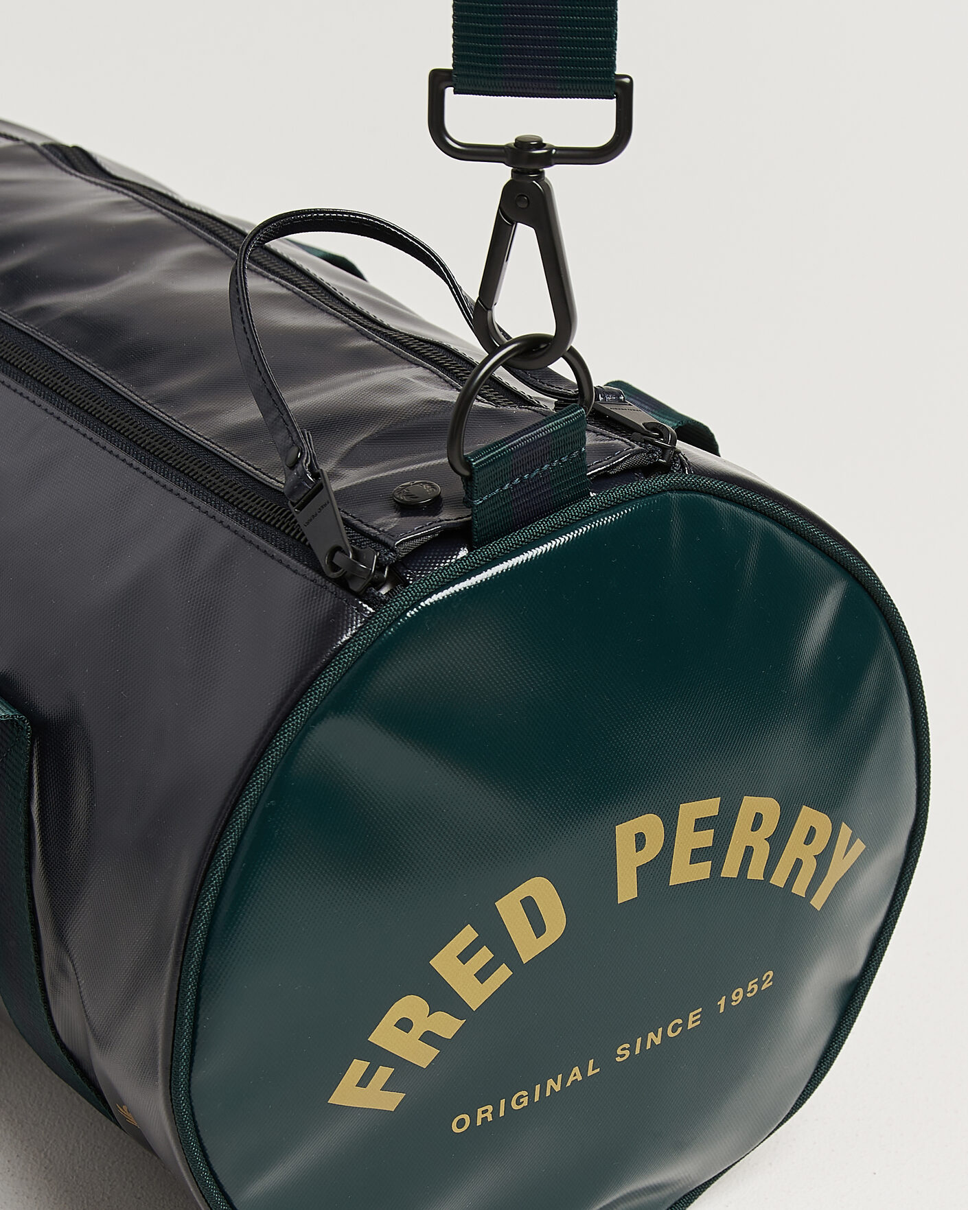 Herre | Tasker | Fred Perry | Classic Barrel Bag Navy/Grassroots Green