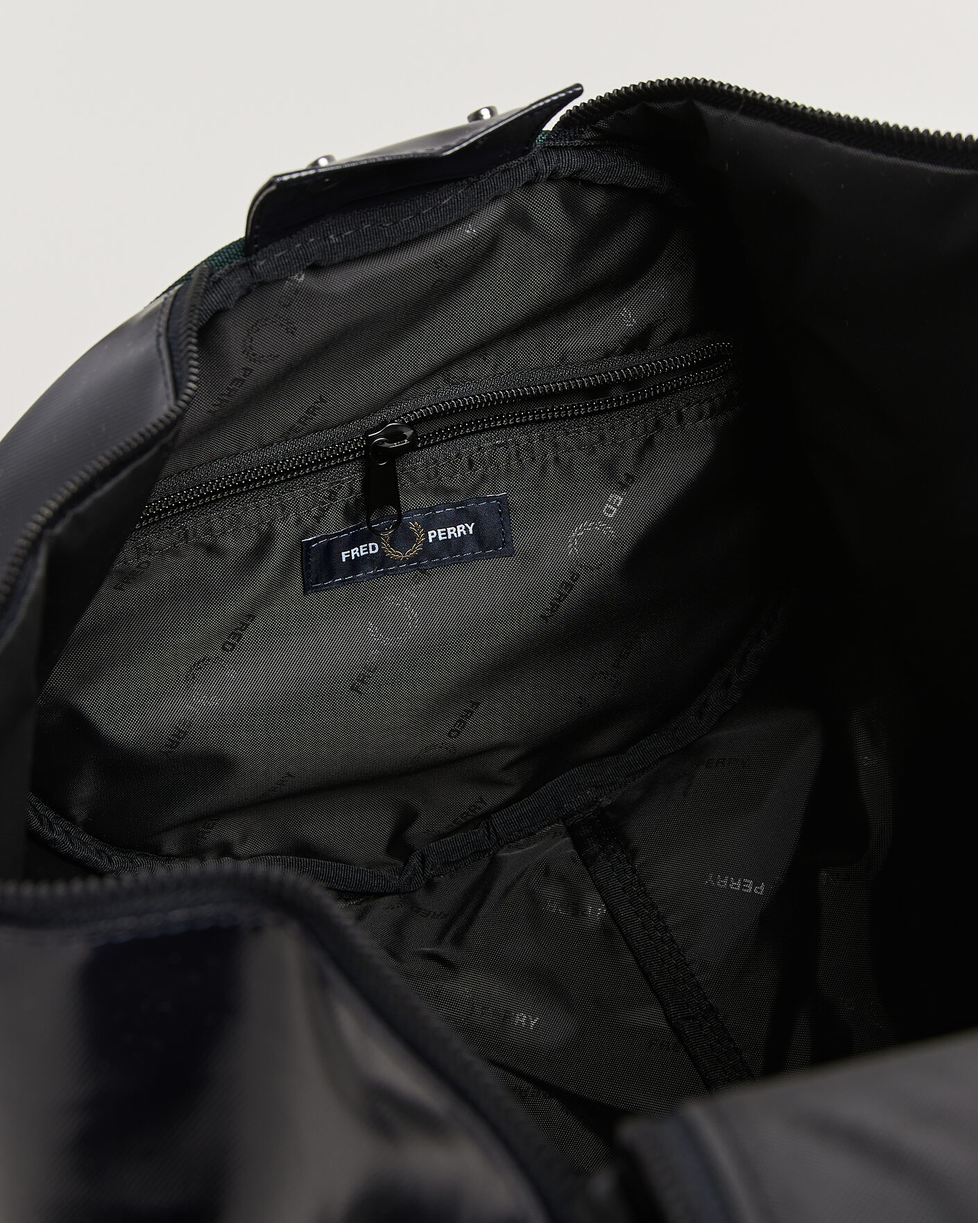 Herre | Tasker | Fred Perry | Classic Barrel Bag Navy/Grassroots Green