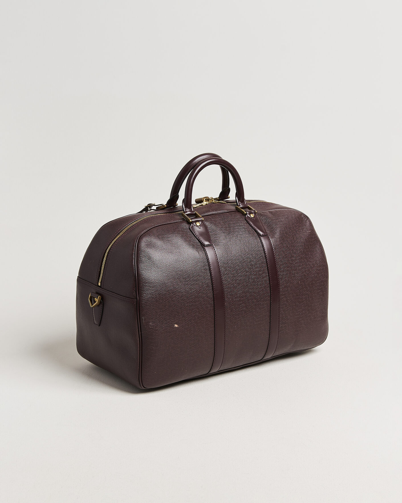 Herre | Pre-Owned & Vintage Bags | Louis Vuitton Pre-Owned | Taiga Kendall Weekend Bag PM Burgundy