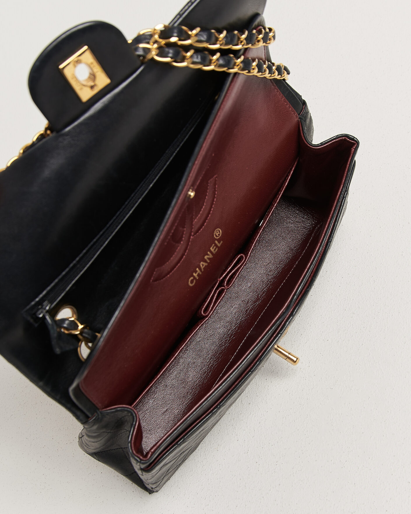Herre | Pre-Owned & Vintage Bags | Chanel Pre-Owned | Classic Medium Double Flap Bag Black