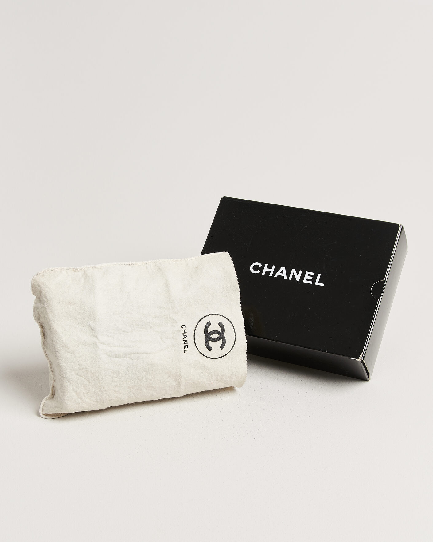 Herre | Pre-Owned & Vintage Bags | Chanel Pre-Owned | Classic Medium Double Flap Bag Black