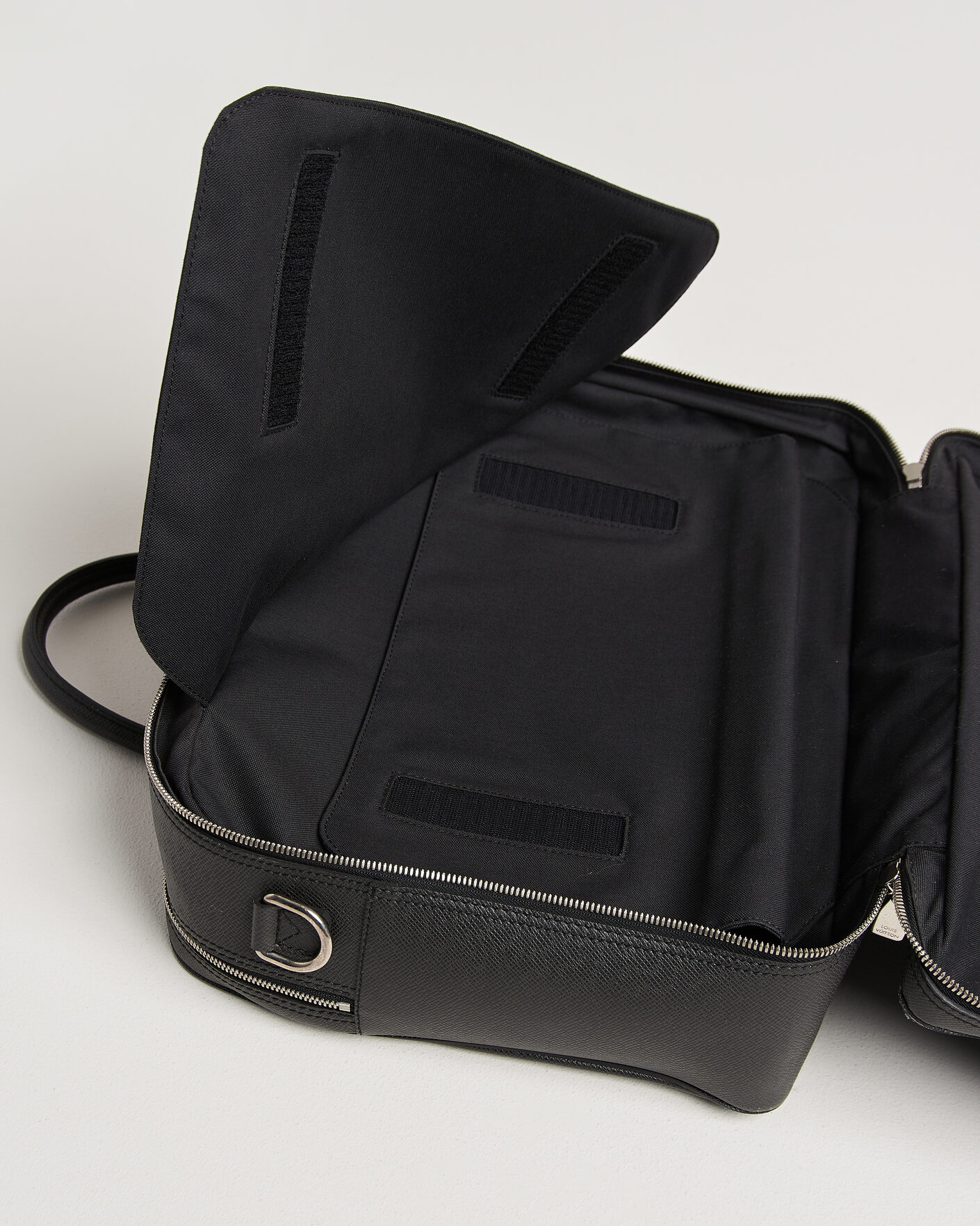 Herre | Pre-Owned & Vintage Bags | Louis Vuitton Pre-Owned | Overnight Bag Taiga Leather Black