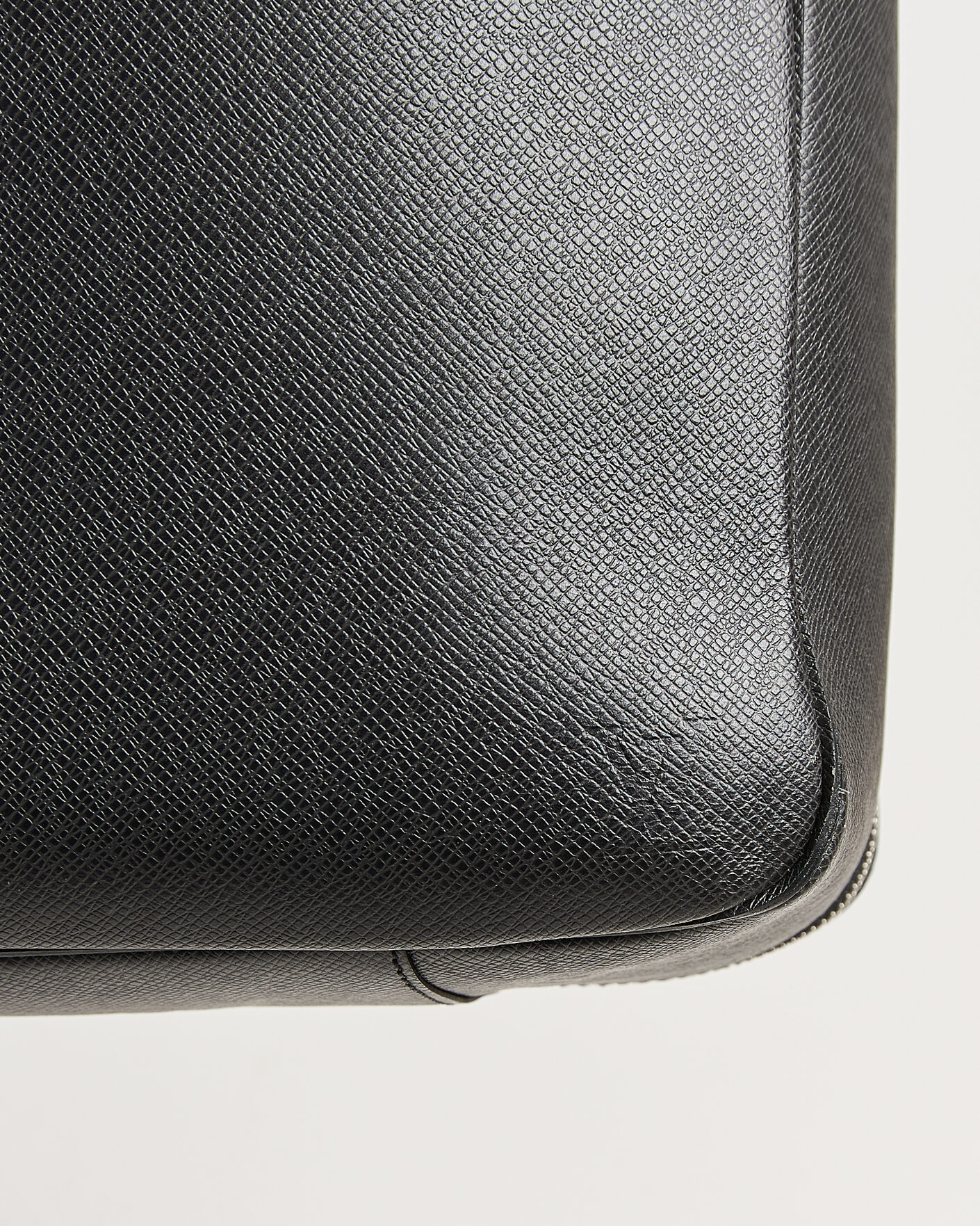 Herre | Pre-Owned & Vintage Bags | Louis Vuitton Pre-Owned | Overnight Bag Taiga Leather Black