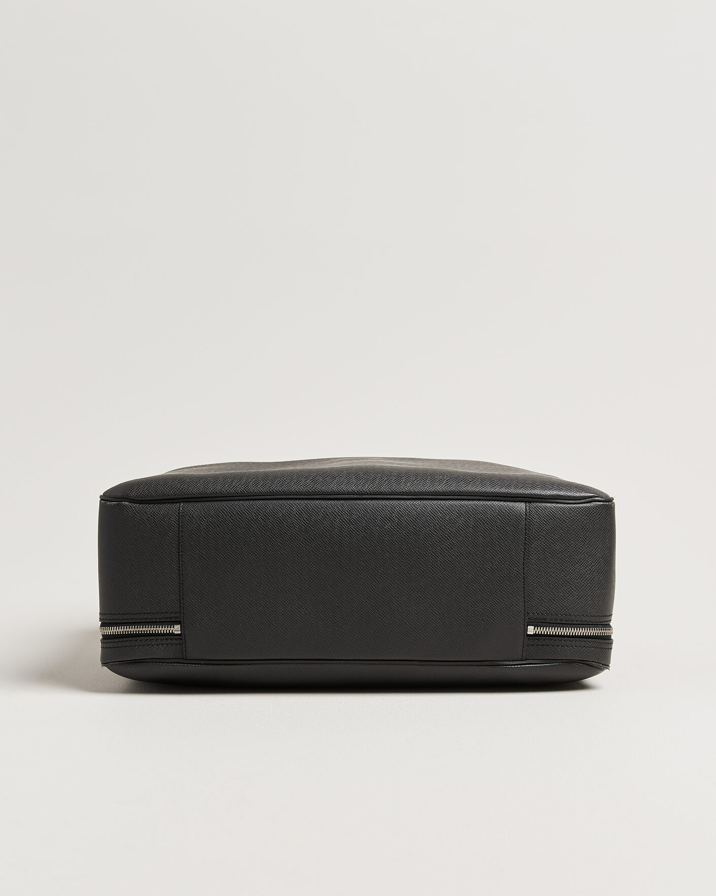 Herre | Pre-Owned & Vintage Bags | Louis Vuitton Pre-Owned | Overnight Bag Taiga Leather Black