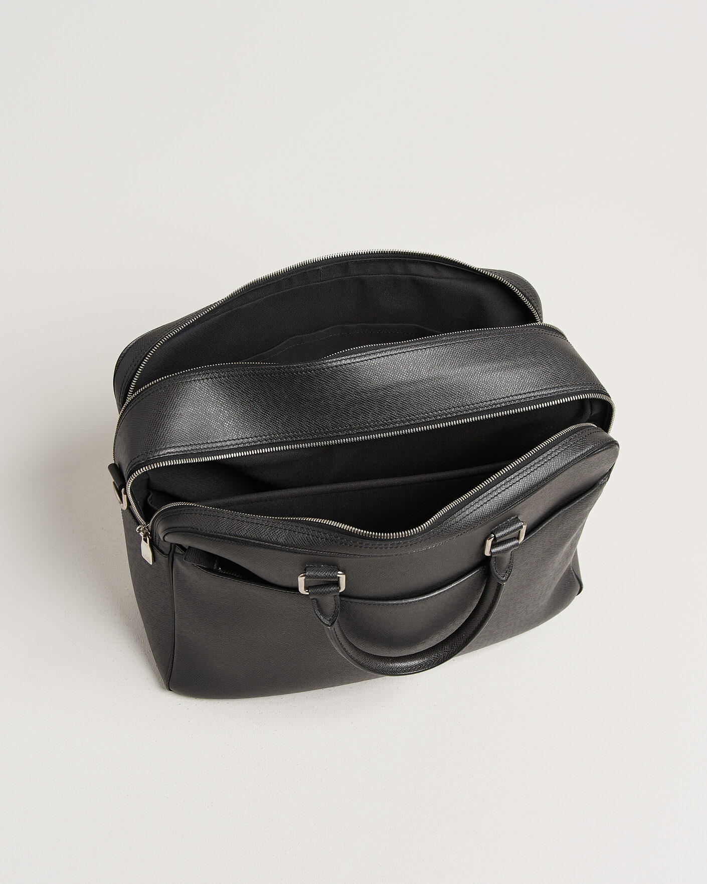 Herre | Pre-Owned & Vintage Bags | Louis Vuitton Pre-Owned | Overnight Bag Taiga Leather Black