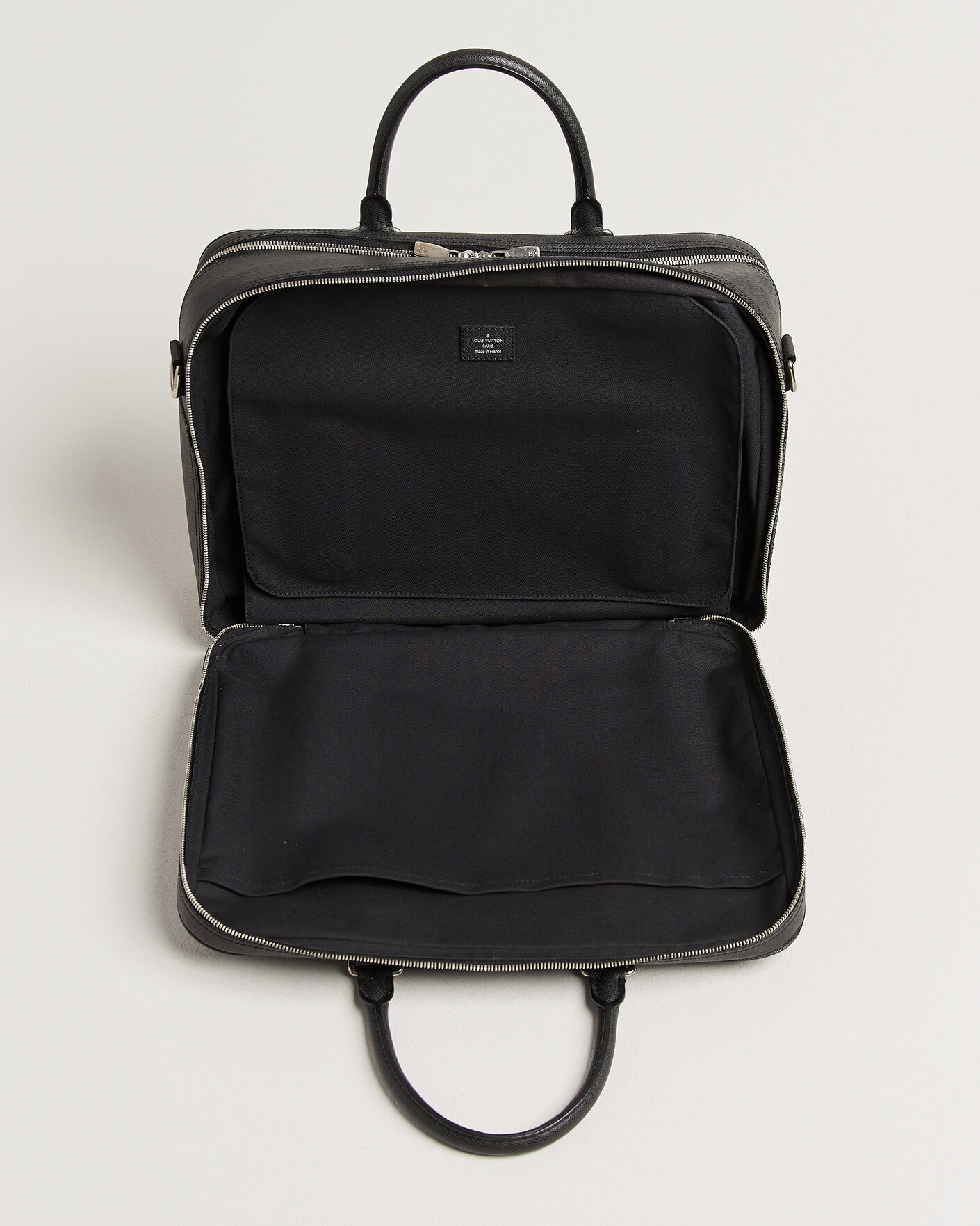 Herre | Pre-Owned & Vintage Bags | Louis Vuitton Pre-Owned | Overnight Bag Taiga Leather Black