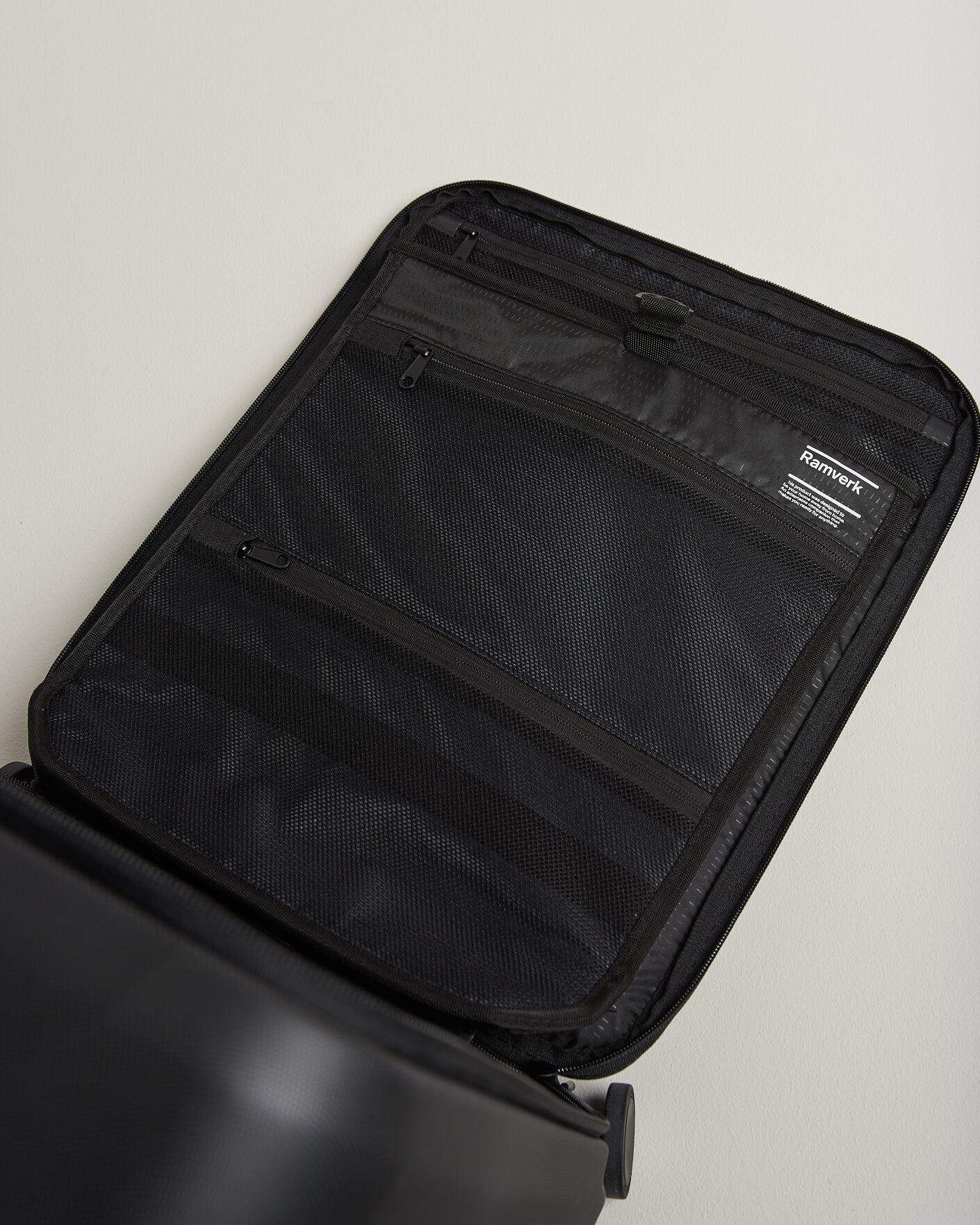 Herre | Tasker | DB | Ramverk Pro Front-Access Carry On Silver/Black