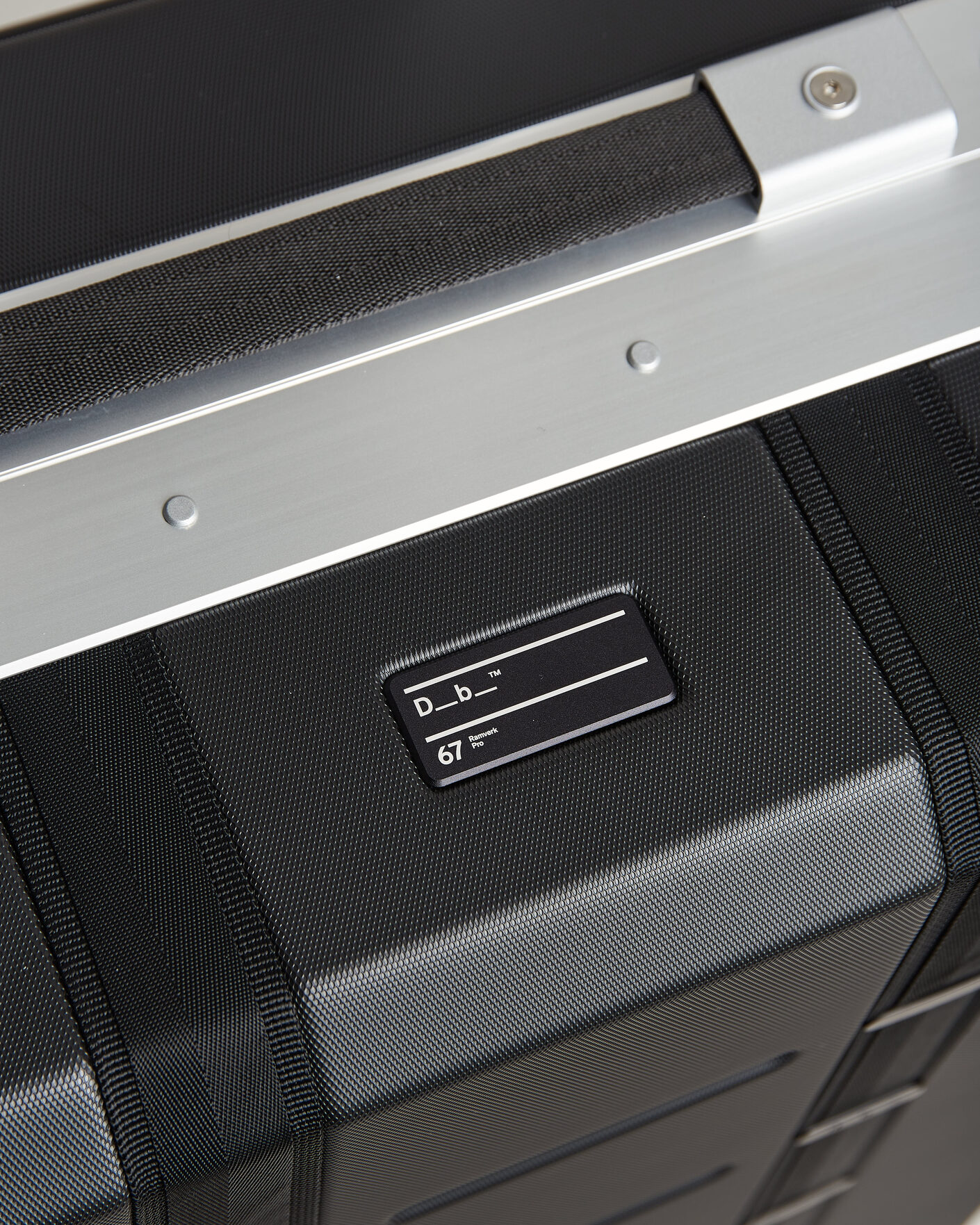 Herre | Tasker | DB | Ramverk Pro Check-In Luggage Medium Silver/Black