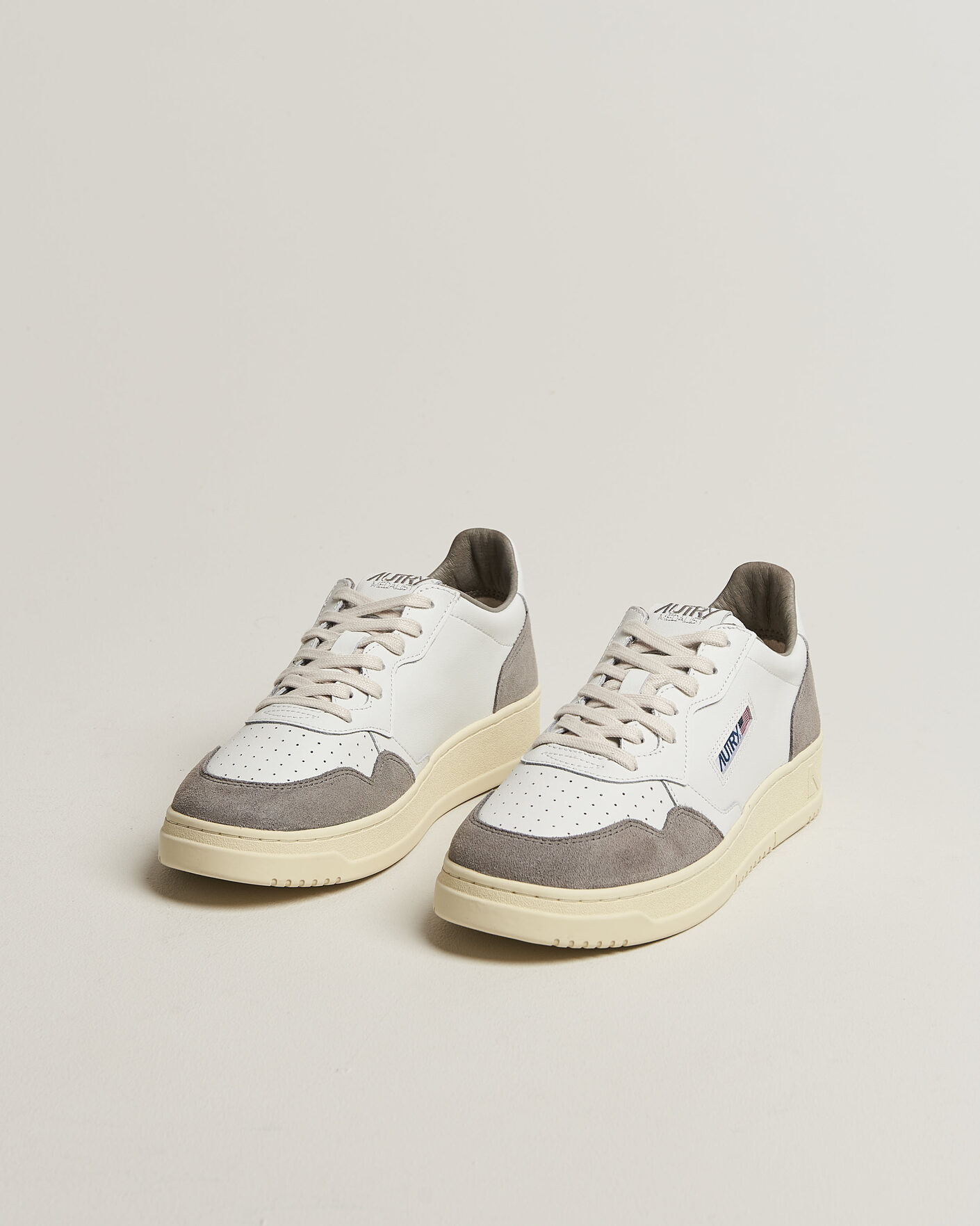Herre | Sneakers | Autry | Medalist Low Soft Leather/Suede Sneaker White/Cemento