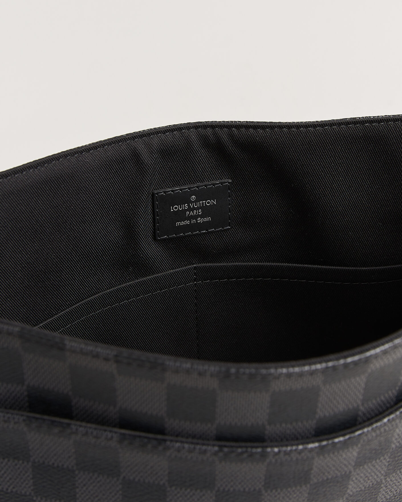 Herre | Pre-Owned & Vintage Bags | Louis Vuitton Pre-Owned | Louis Vuitton District Messenger Bag MM Damier Graphite