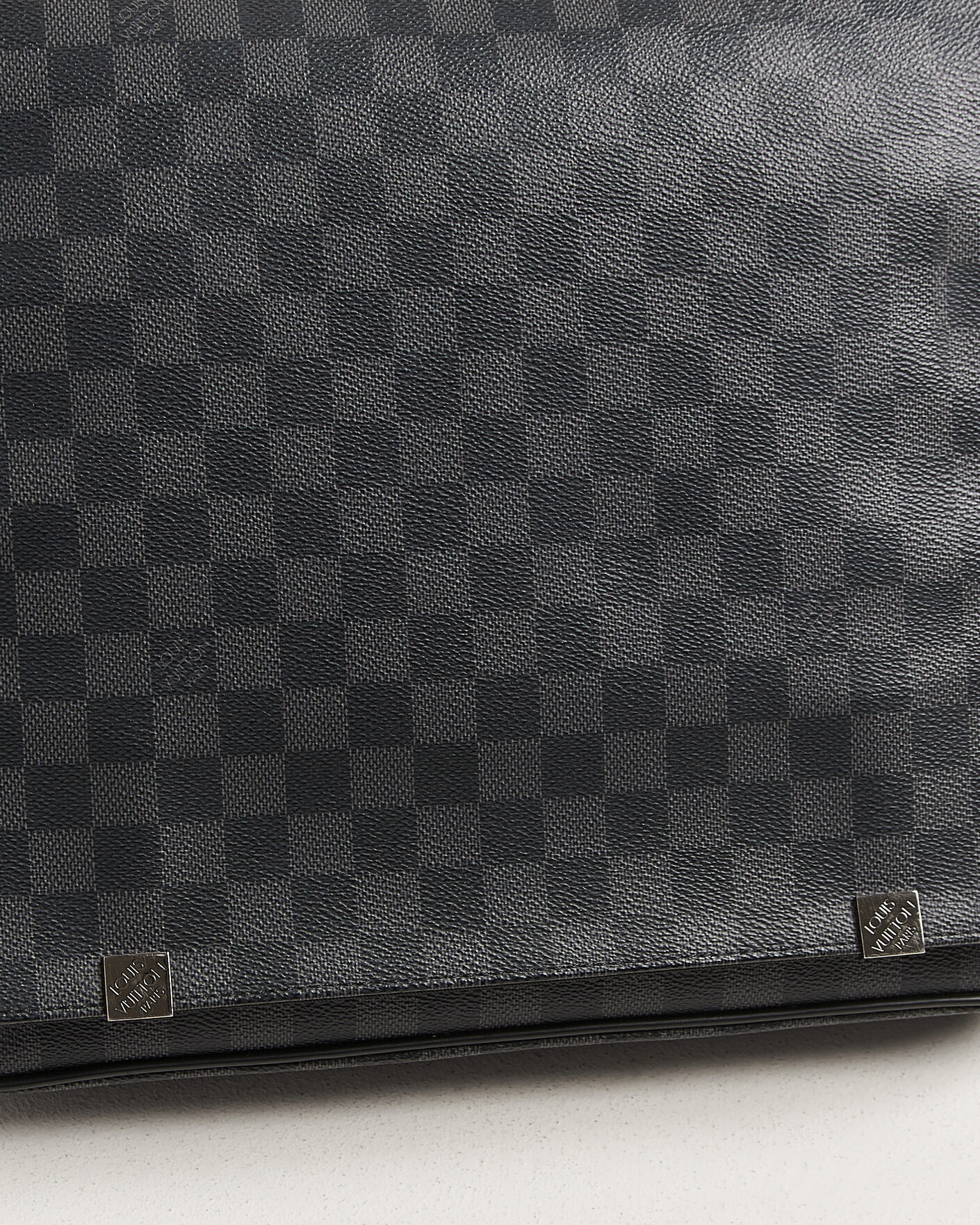 Herre | Pre-Owned & Vintage Bags | Louis Vuitton Pre-Owned | Louis Vuitton District Messenger Bag MM Damier Graphite