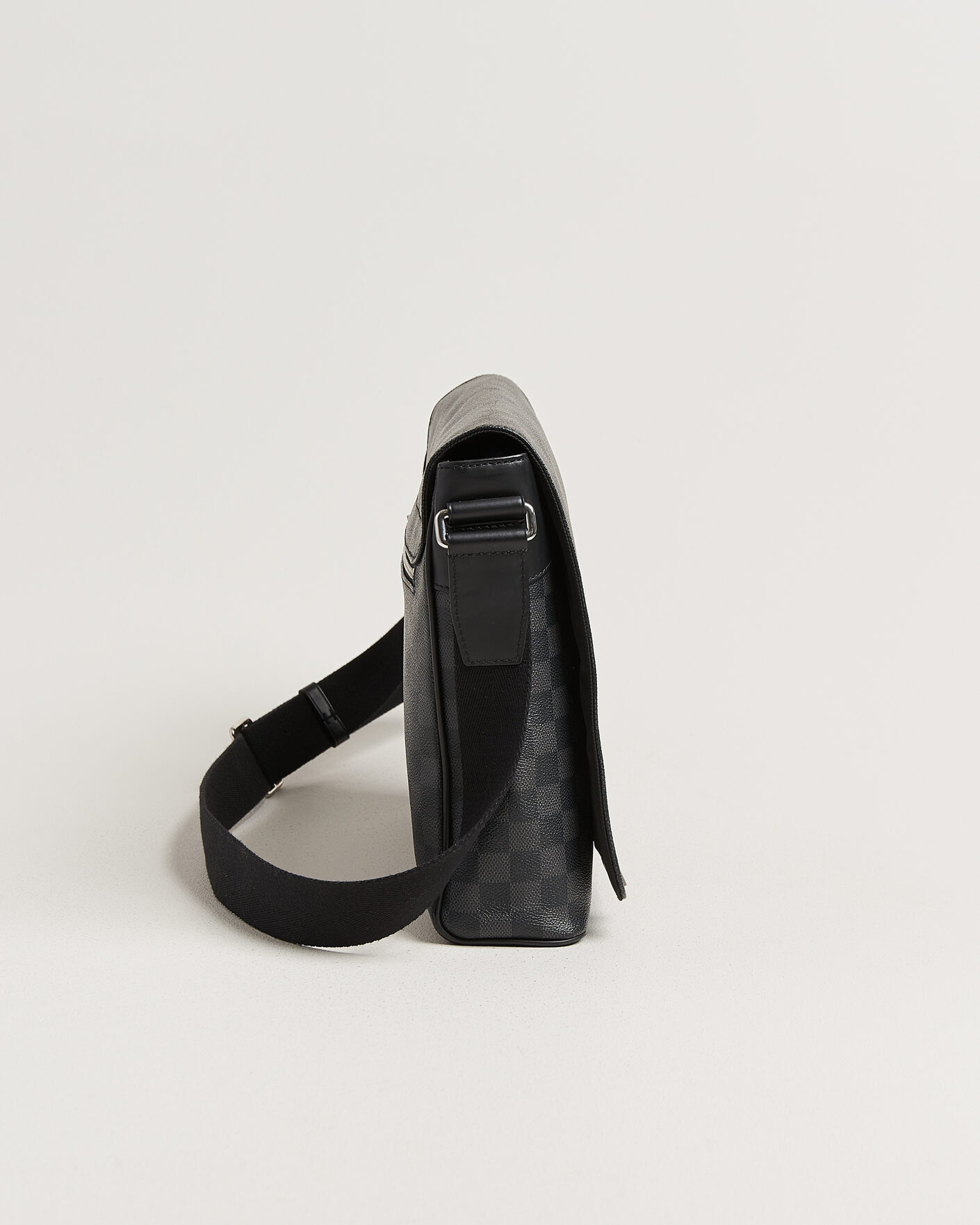 Herre | Pre-Owned & Vintage Bags | Louis Vuitton Pre-Owned | Louis Vuitton District Messenger Bag MM Damier Graphite