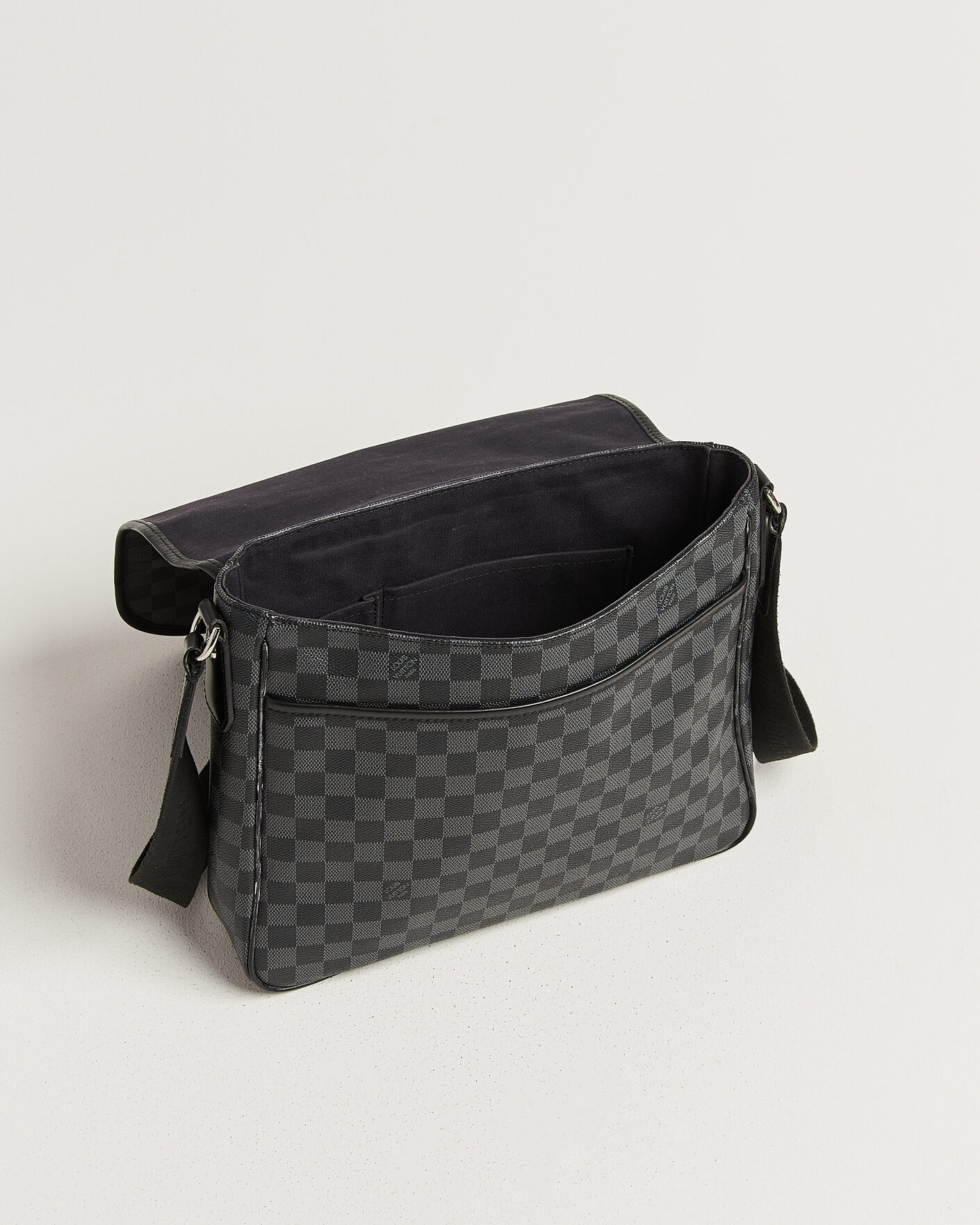 Herre | Pre-Owned & Vintage Bags | Louis Vuitton Pre-Owned | Daniel Shoulder Bag MM Damier Graphite