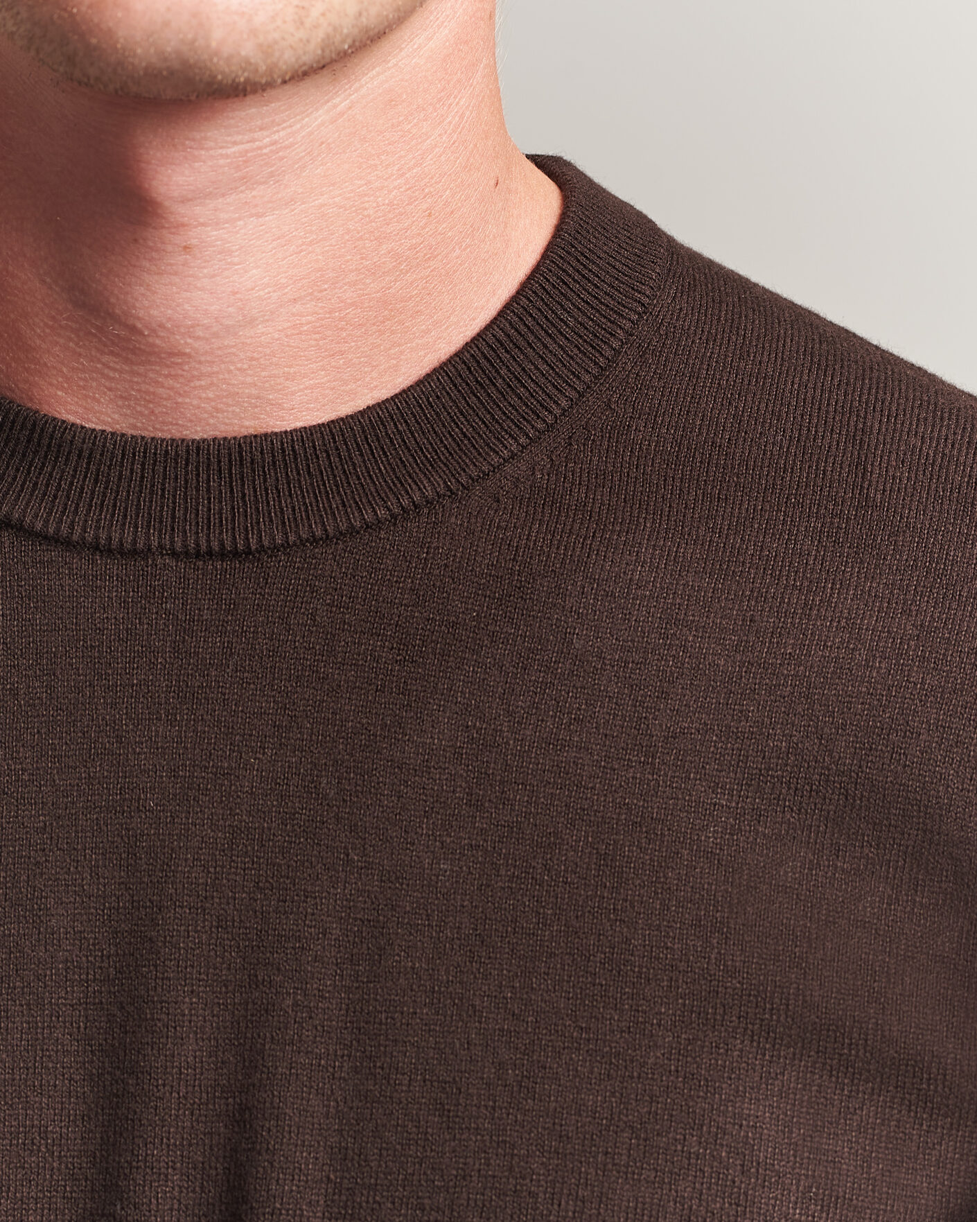 Herre | Trøjer | Filippa K | Cotton Merino Knitted Sweater Dark Chocolate
