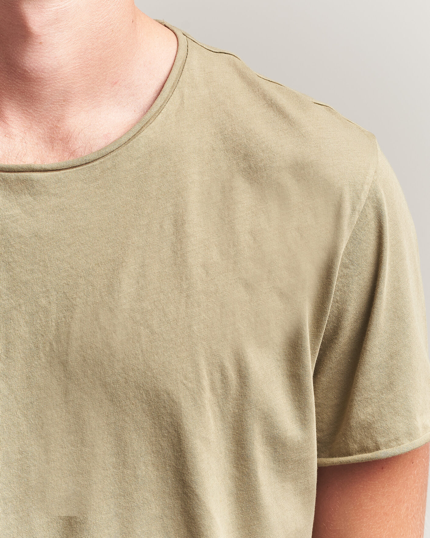 Herre | T-Shirts | Filippa K | Roll Neck Crew Neck T-Shirt Light Olive Green
