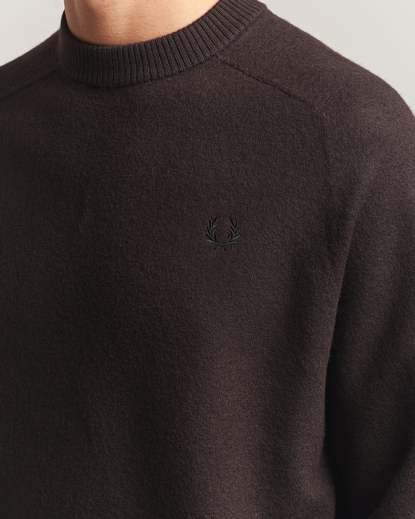 Herre | Trøjer | Fred Perry | Wool Saddle Sleeve Crew Neck Rich Brown
