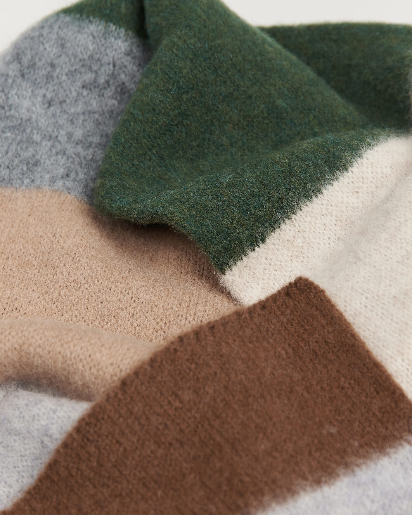 Herre | Halstørklæder | Robert Mackie | Rona Ribbed Shaggy Lambswool Scarf Grey/Green/Beige Mix